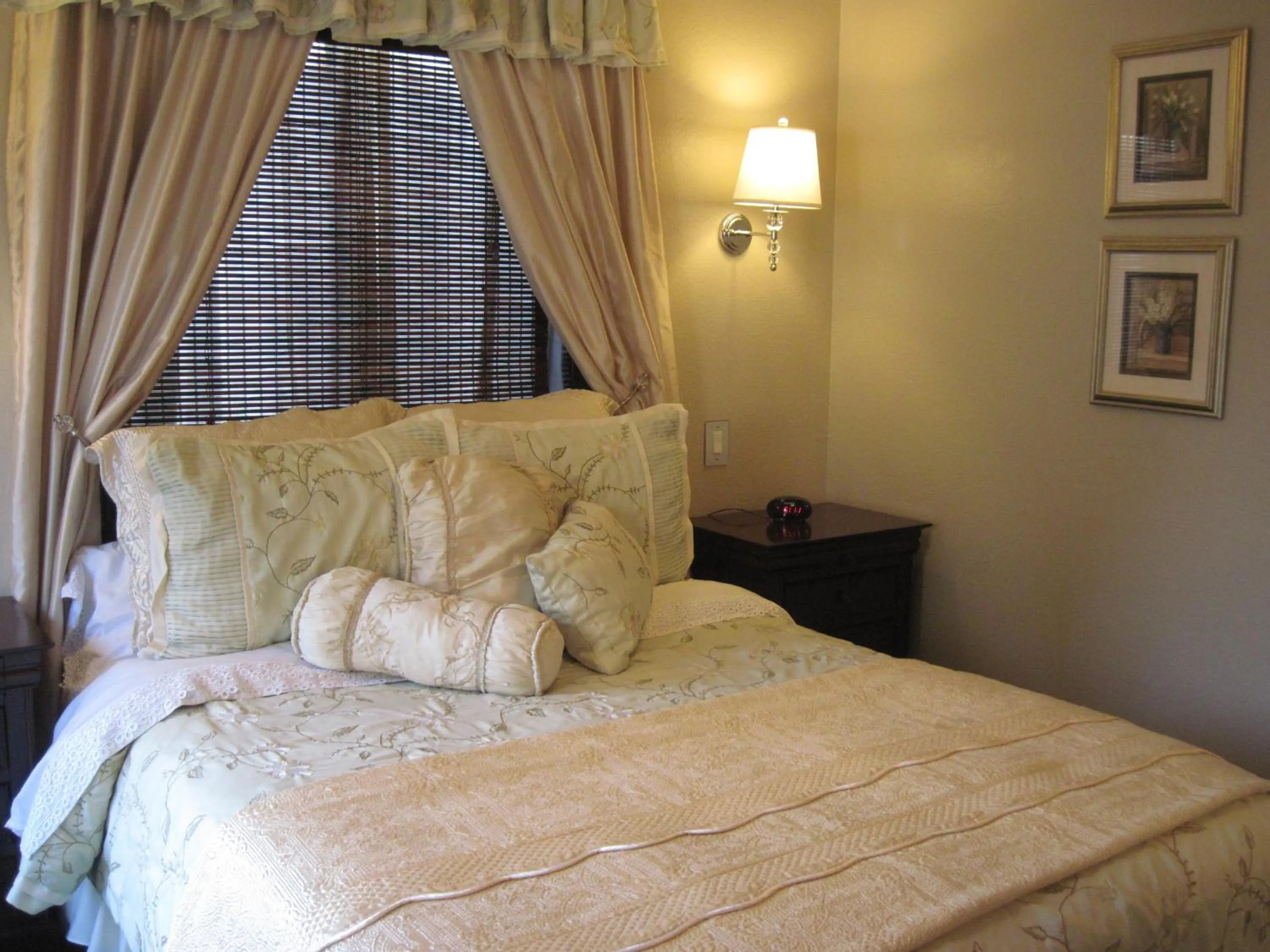 Bed in The North Shore Inn