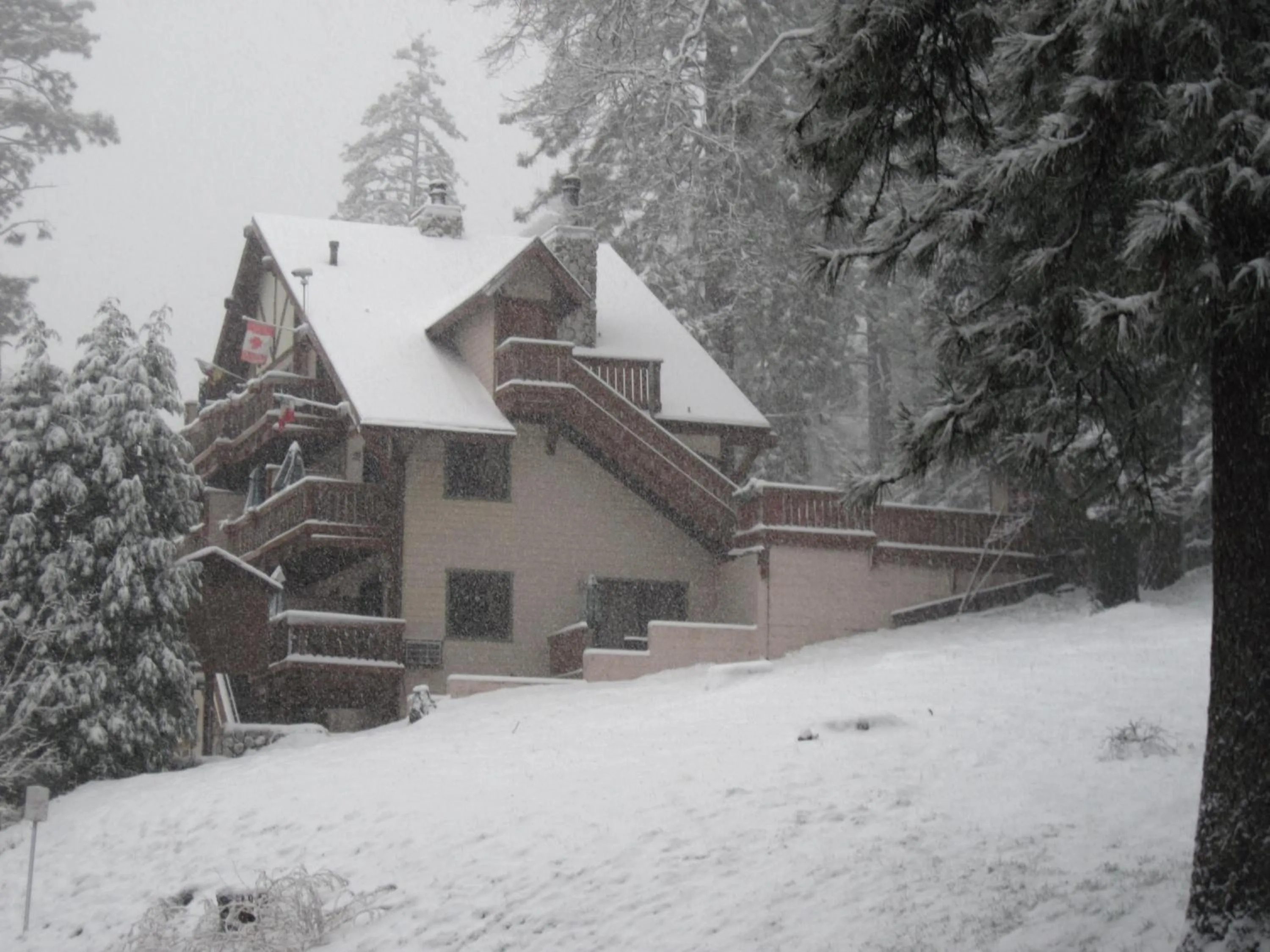 Facade/entrance in The North Shore Inn