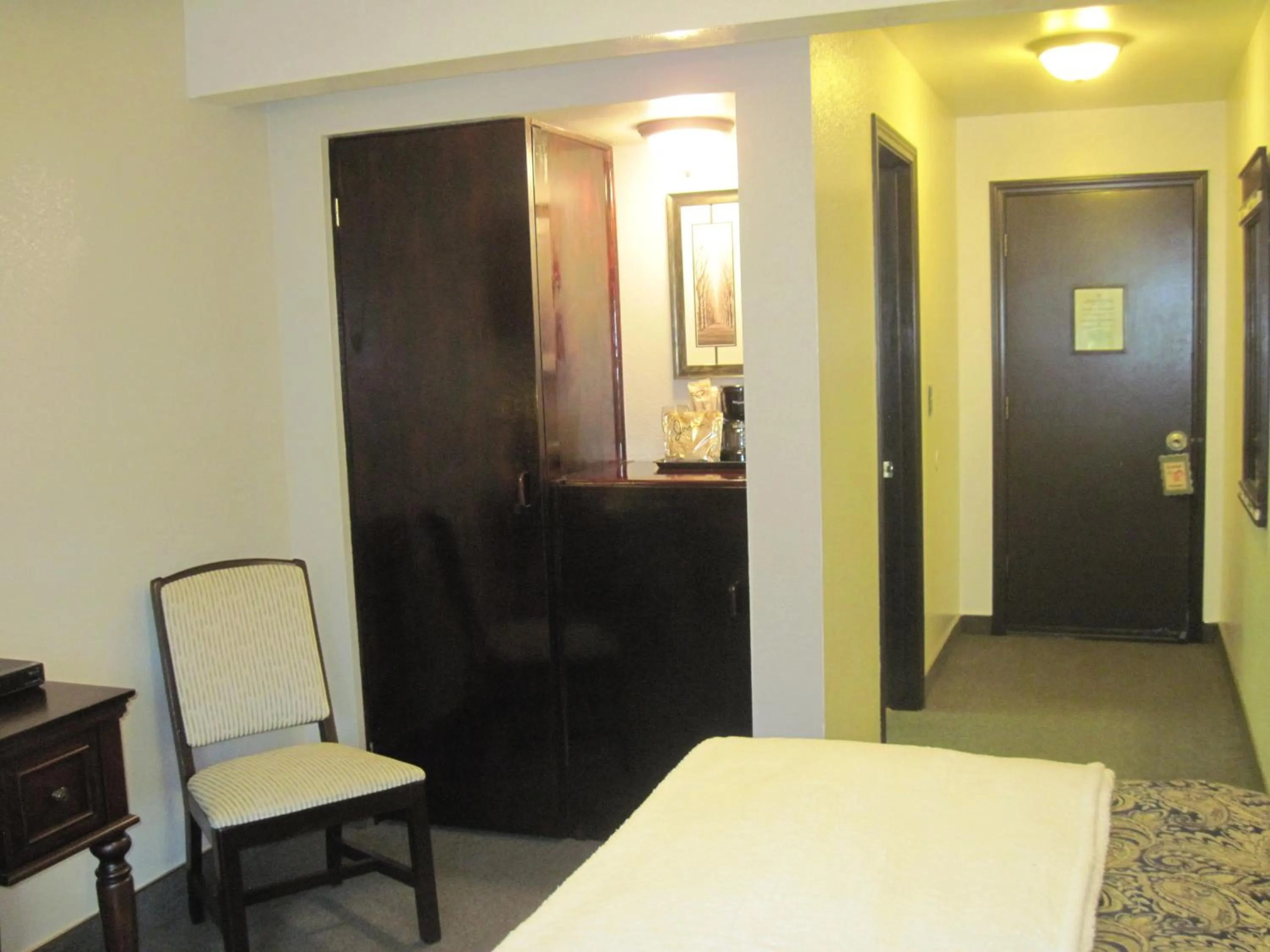 Coffee/tea facilities, Bed in The North Shore Inn