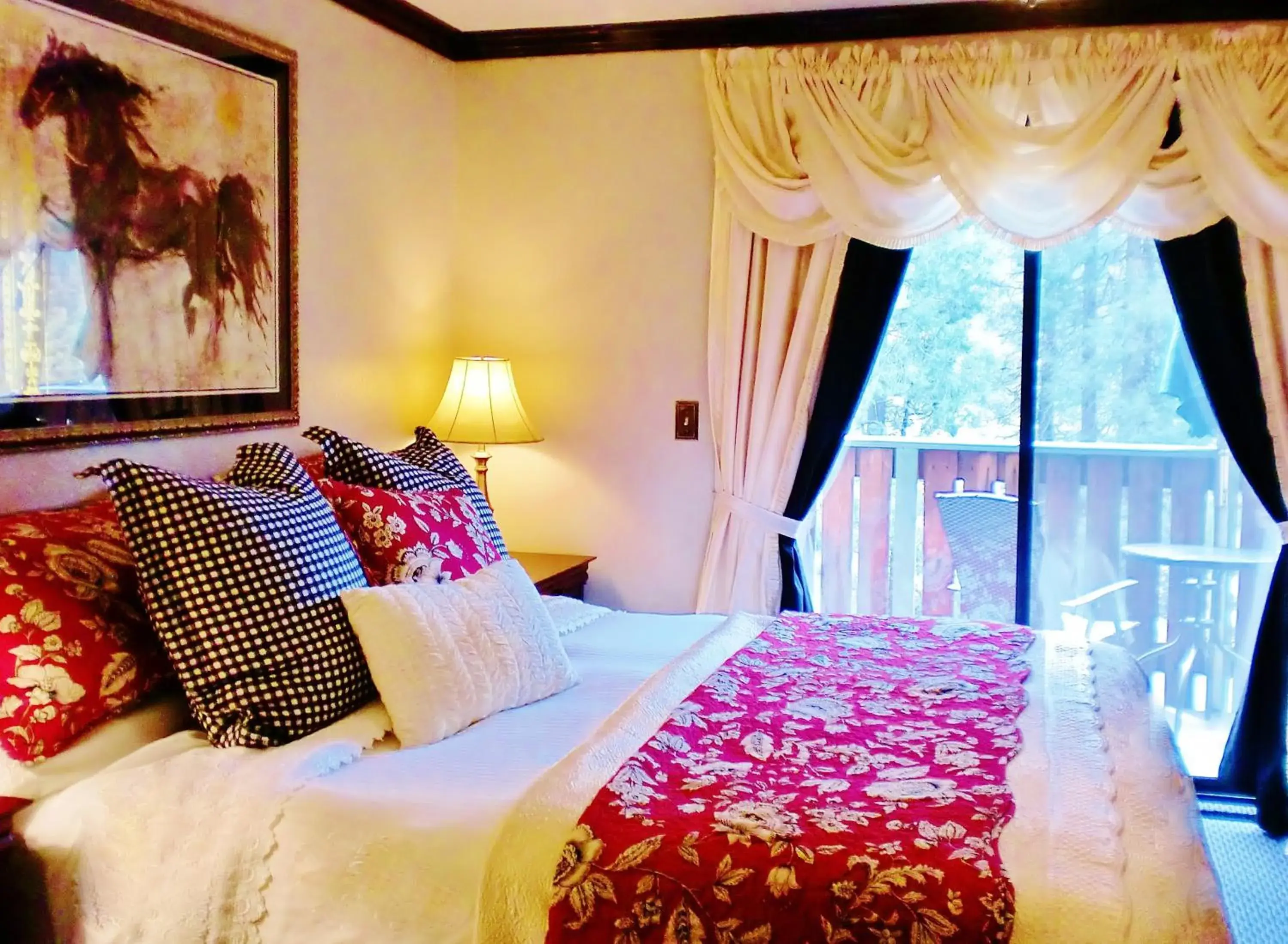 Deluxe King Room in The North Shore Inn Deluxe King Room in The North Shore Inn