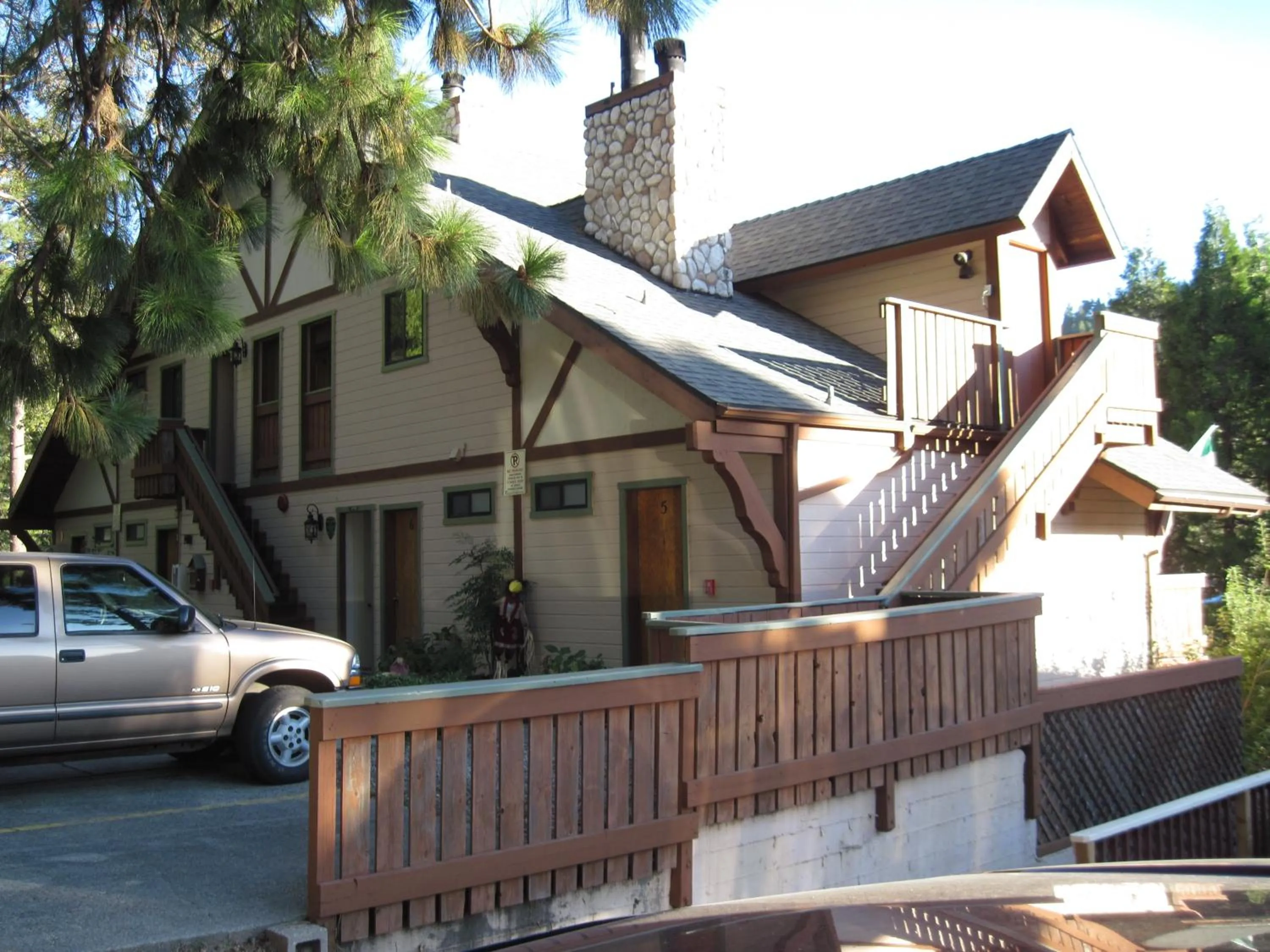 Facade/entrance in The North Shore Inn