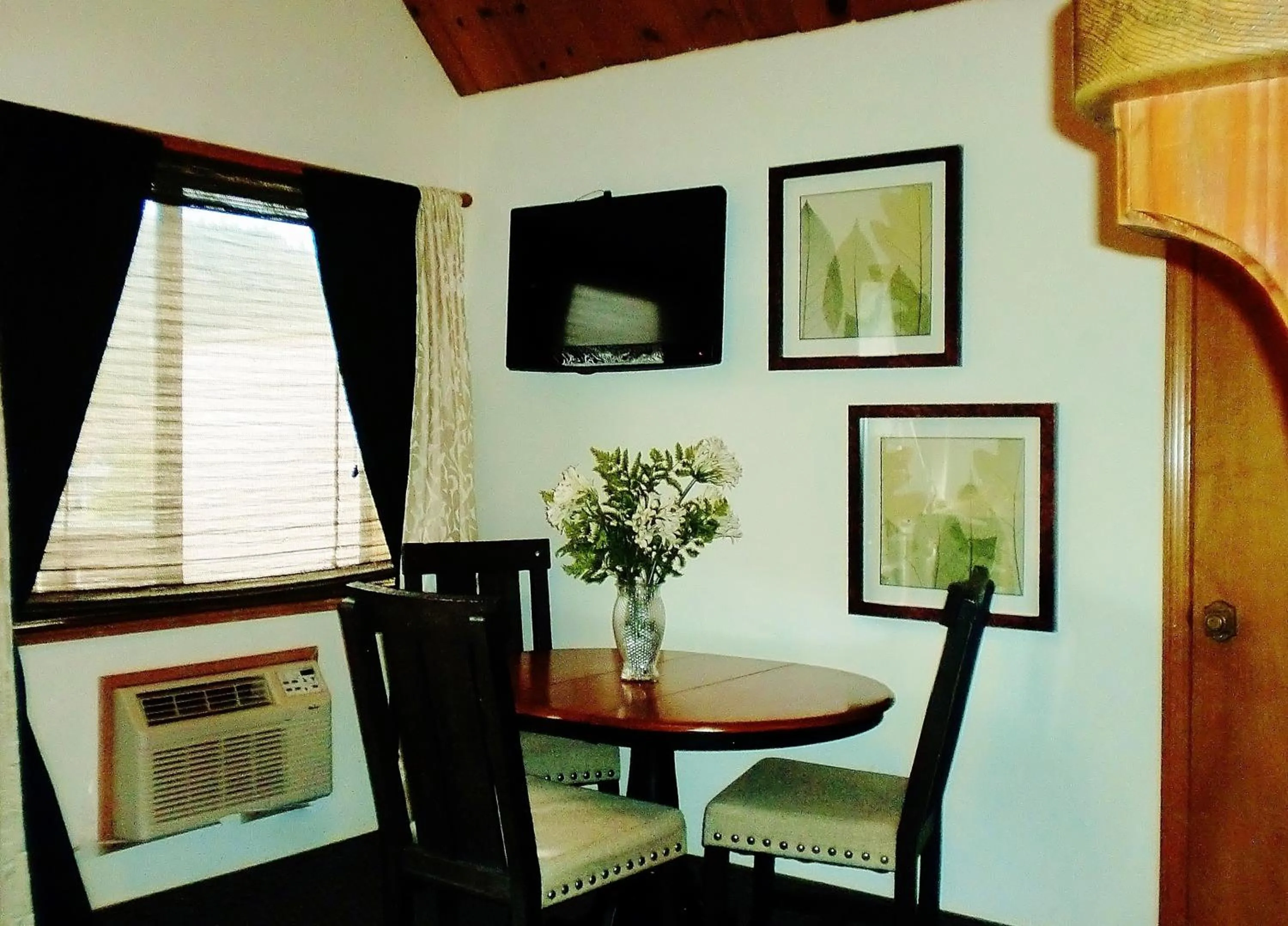 Dining area in The North Shore Inn