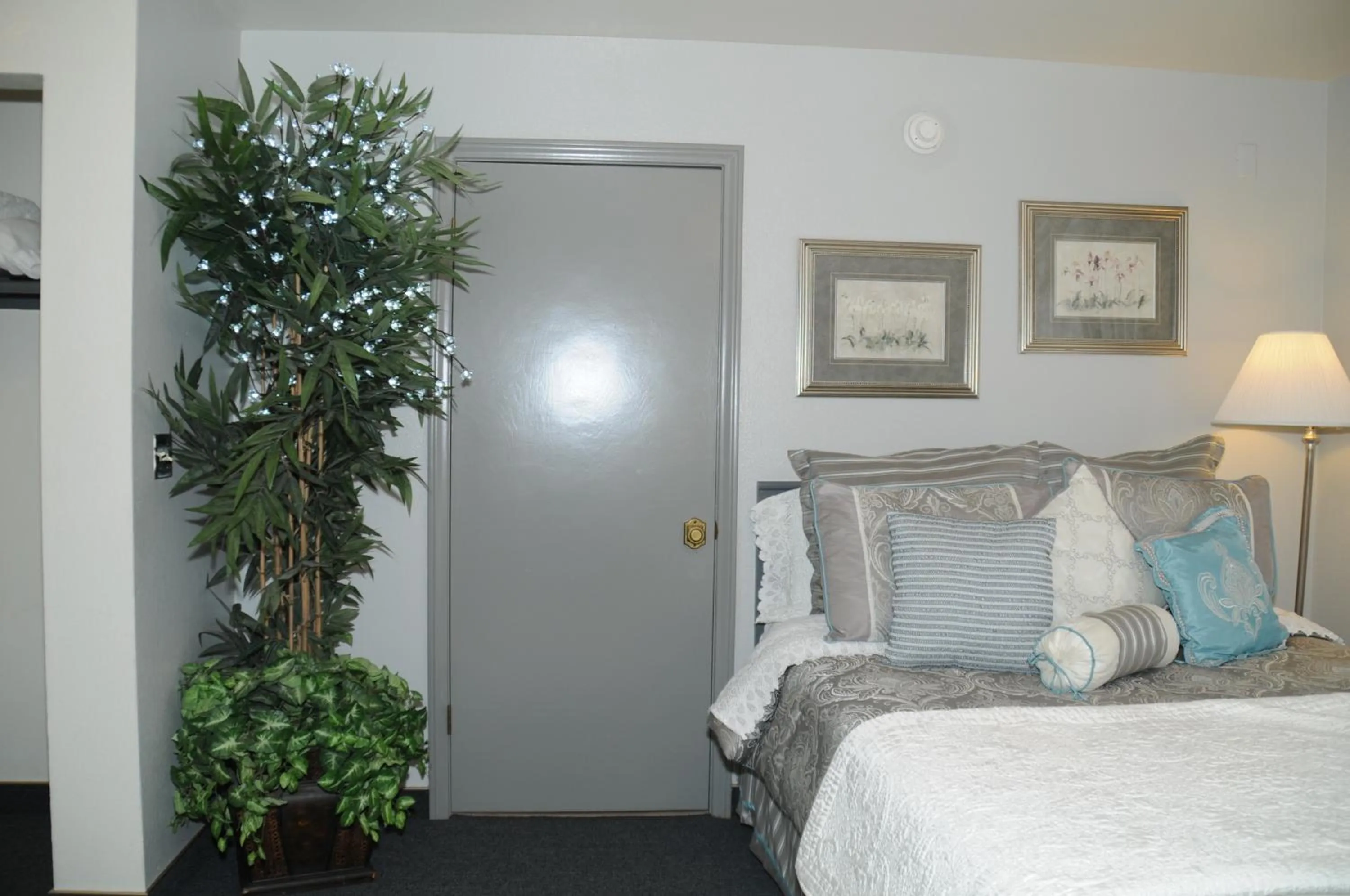 Bed in The North Shore Inn