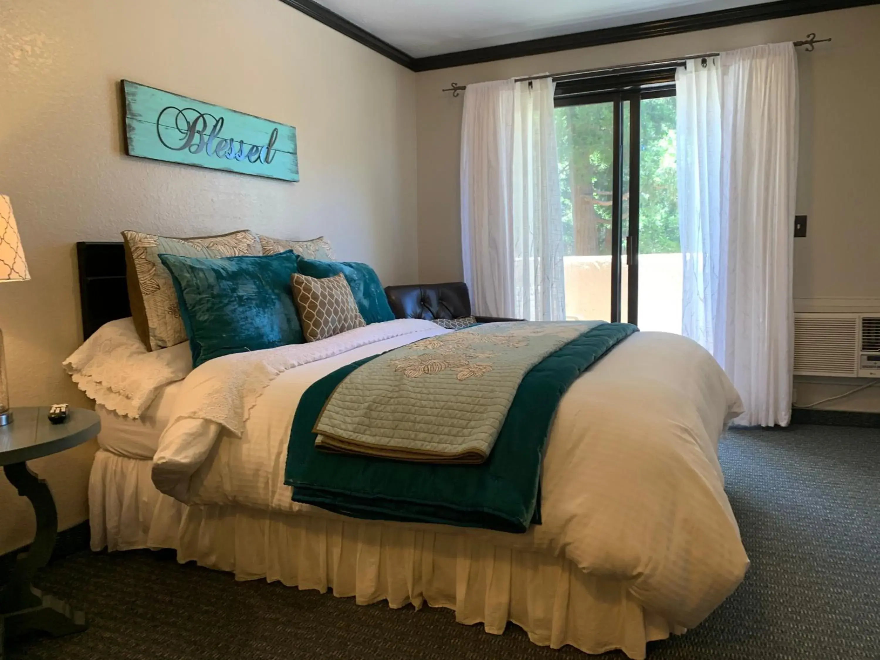 Bed in The North Shore Inn Bed in The North Shore Inn