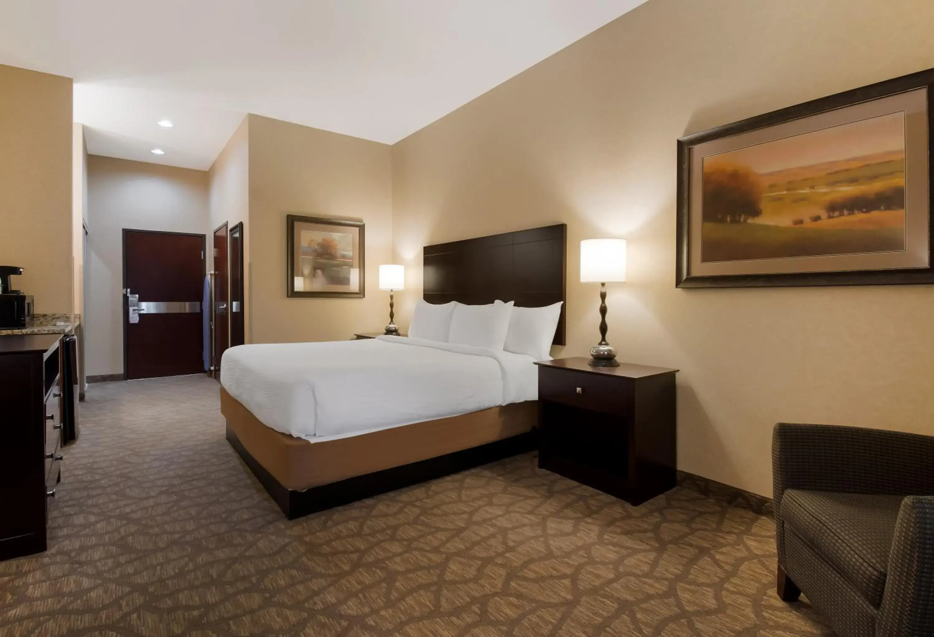 King Room with Bath Tub - Mobility Accessible in Best Western University Inn and Suites King Room with Bath Tub - Mobility Accessible in Best Western University Inn and Suites