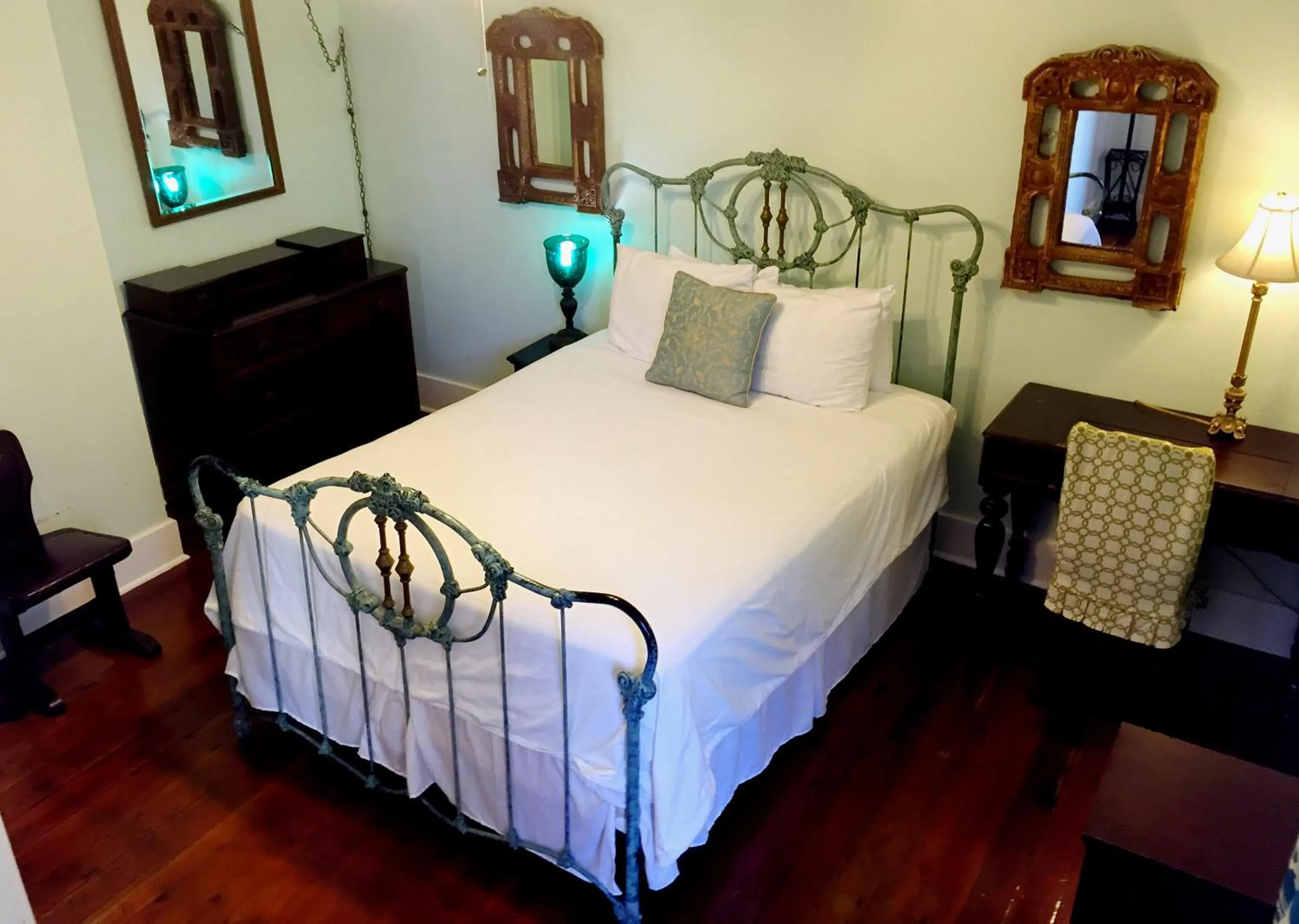 Bedroom, Bed in Creole Gardens Guesthouse and Inn