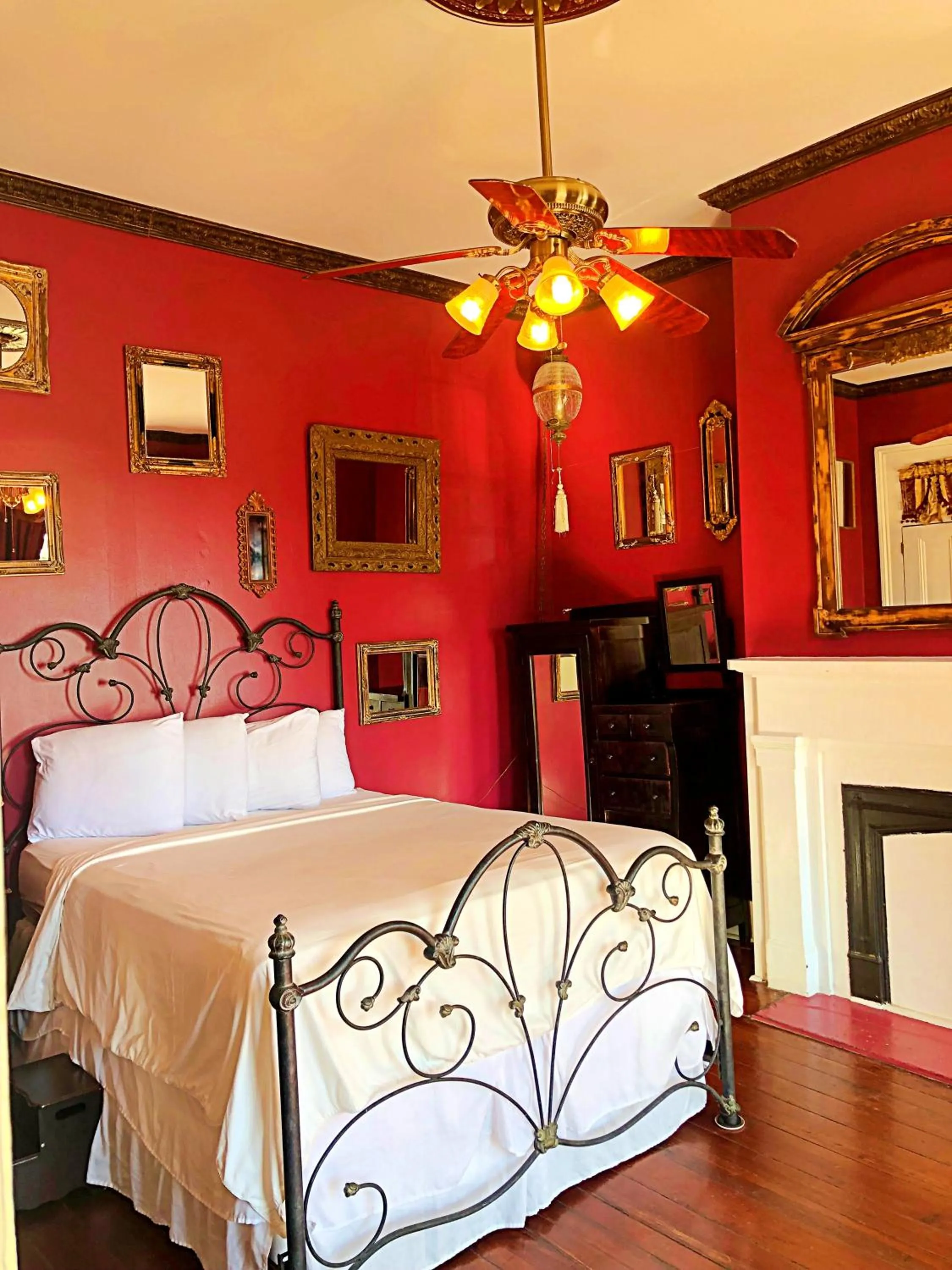 Bed in Creole Gardens Guesthouse and Inn