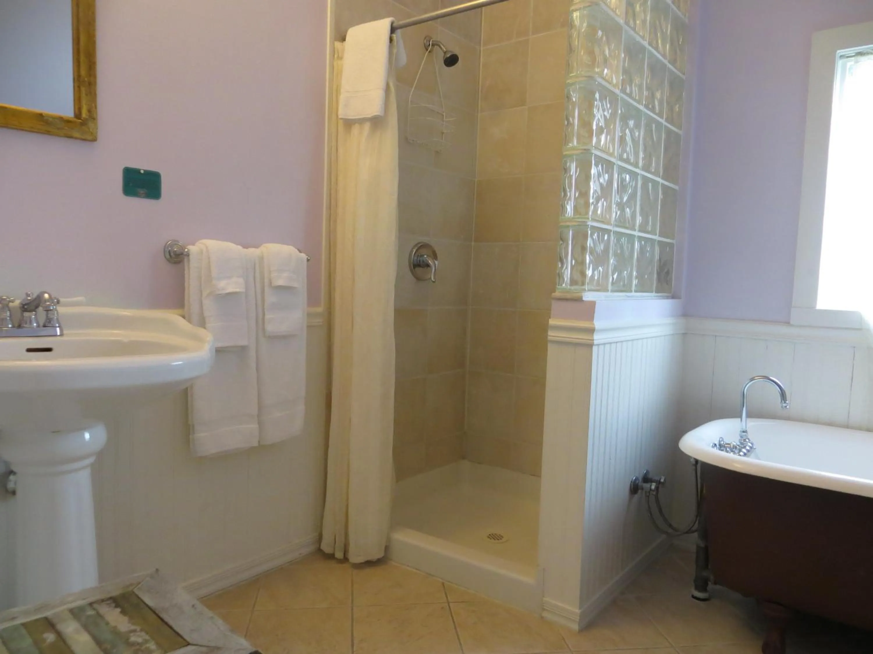 Bathroom in Creole Gardens Guesthouse and Inn