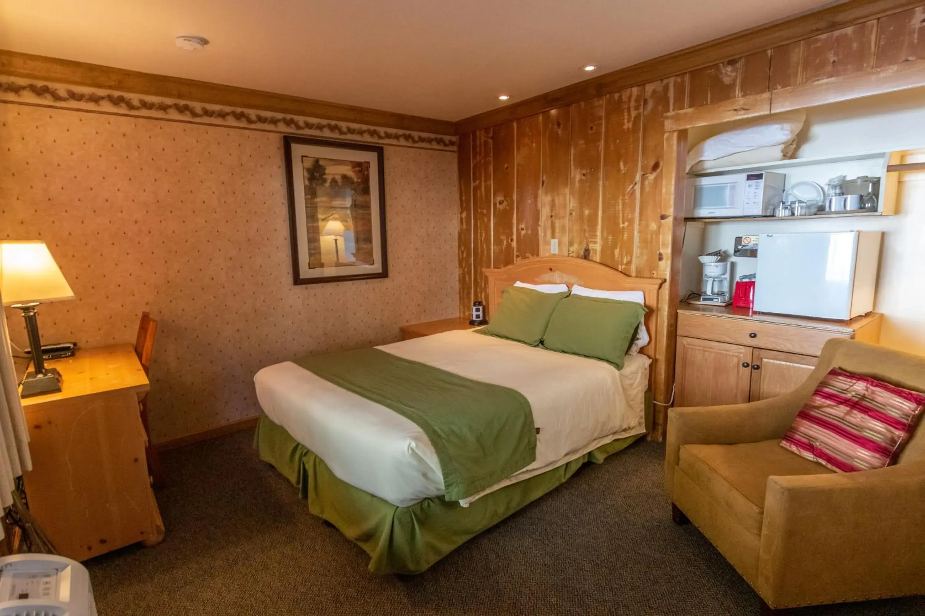 Queen Room in June Lake Motel Queen Room in June Lake Motel