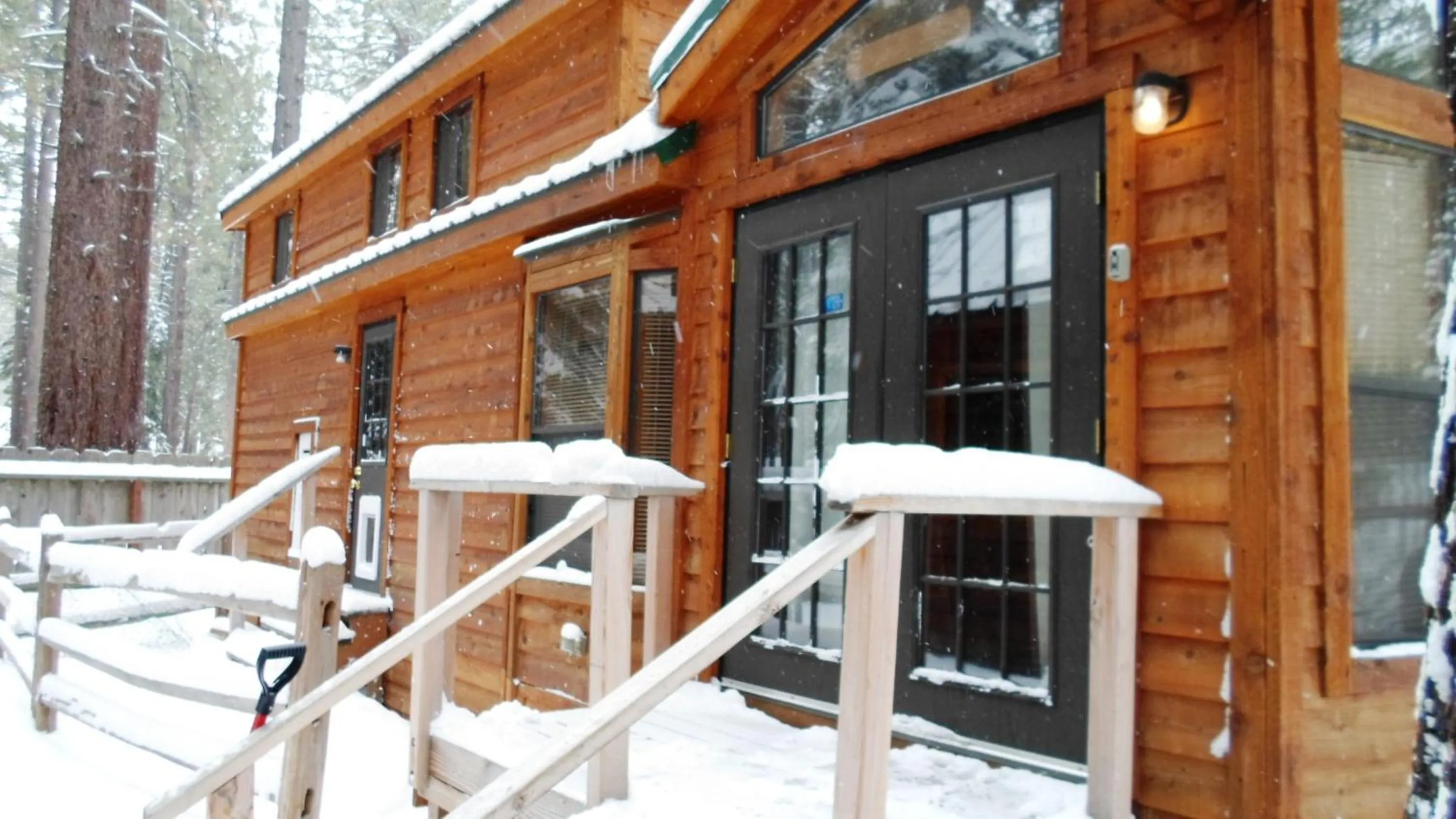 Facade/entrance in Cedar Pines Resort