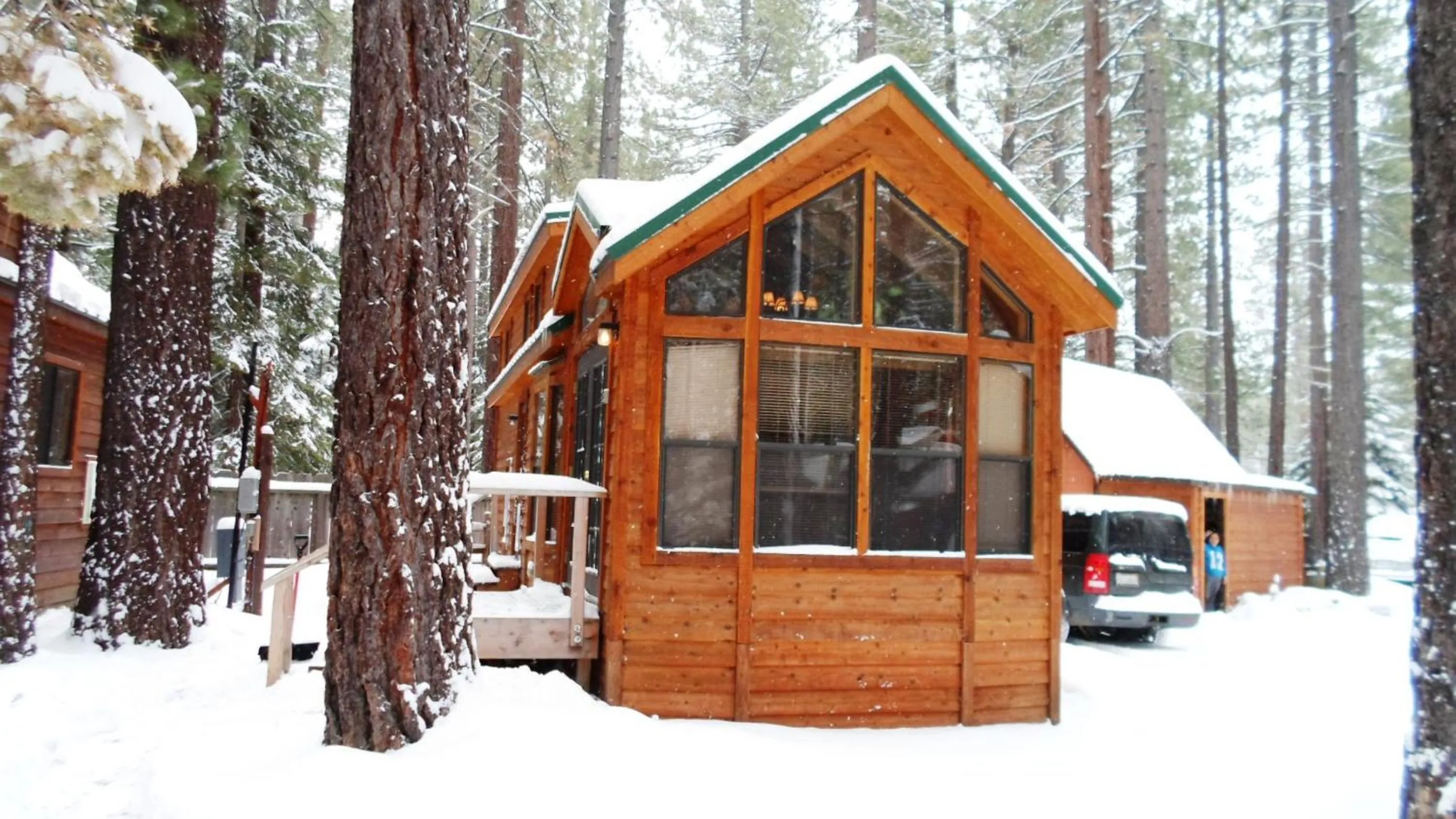 Facade/entrance in Cedar Pines Resort