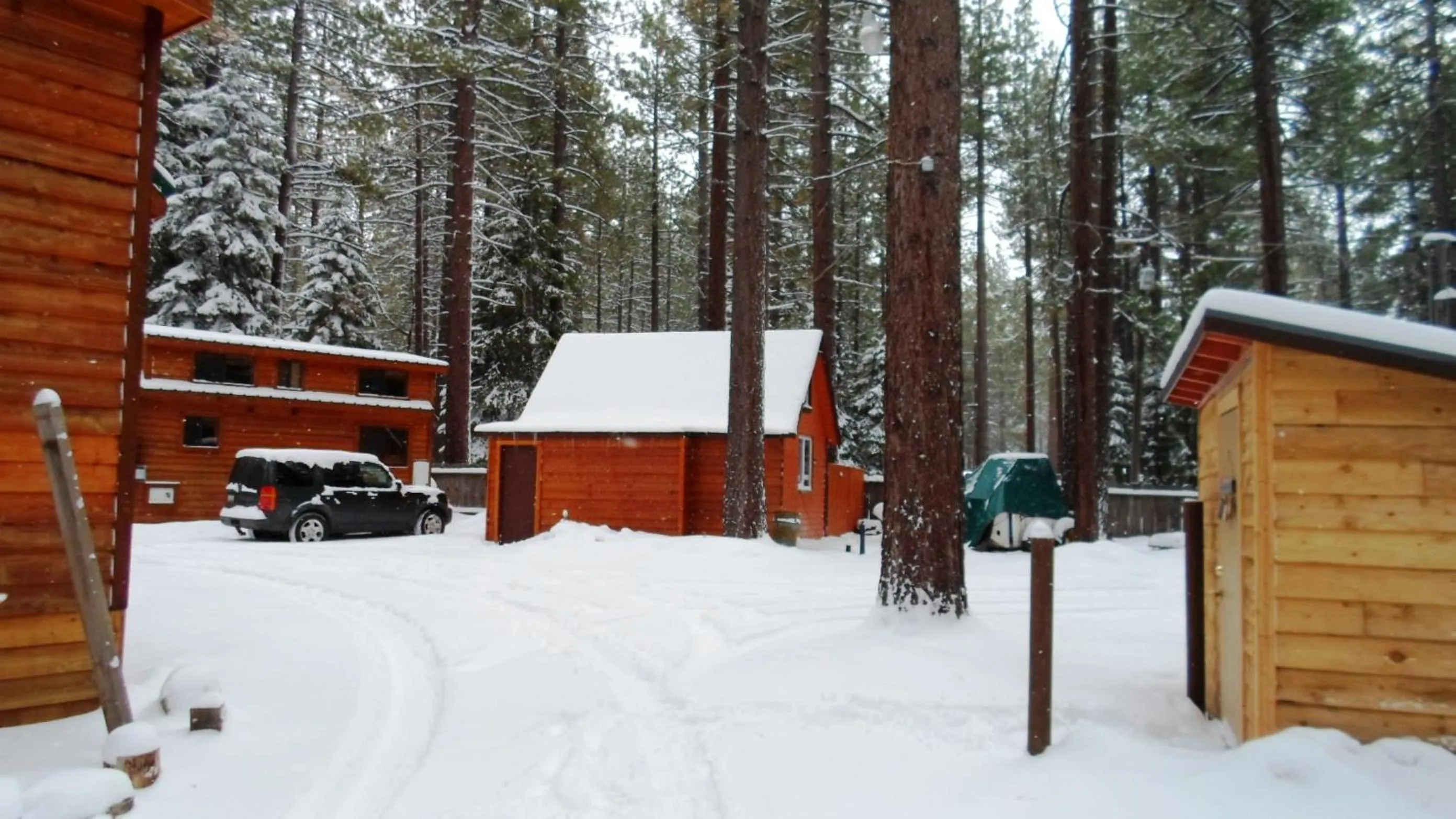Facade/entrance in Cedar Pines Resort