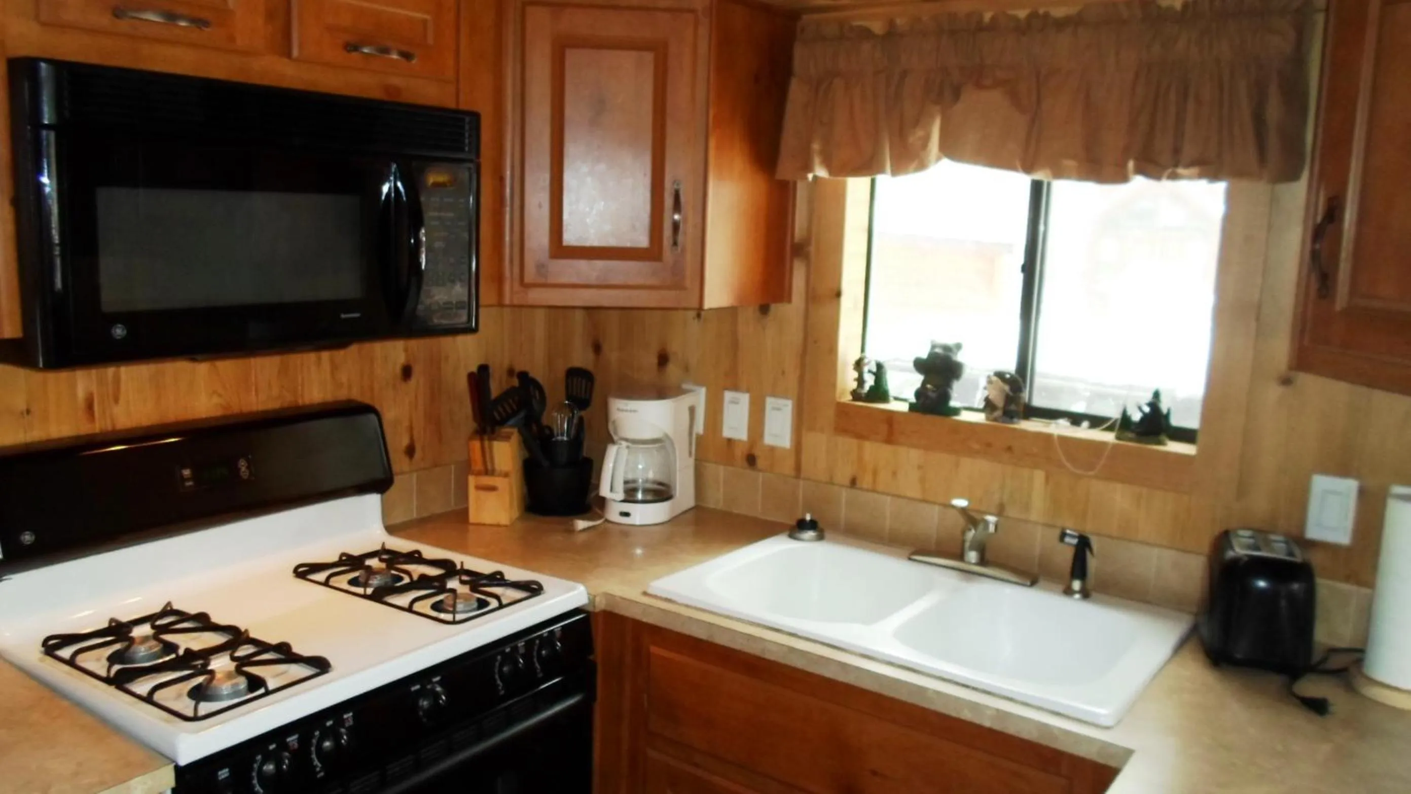 Kitchen or kitchenette in Cedar Pines Resort