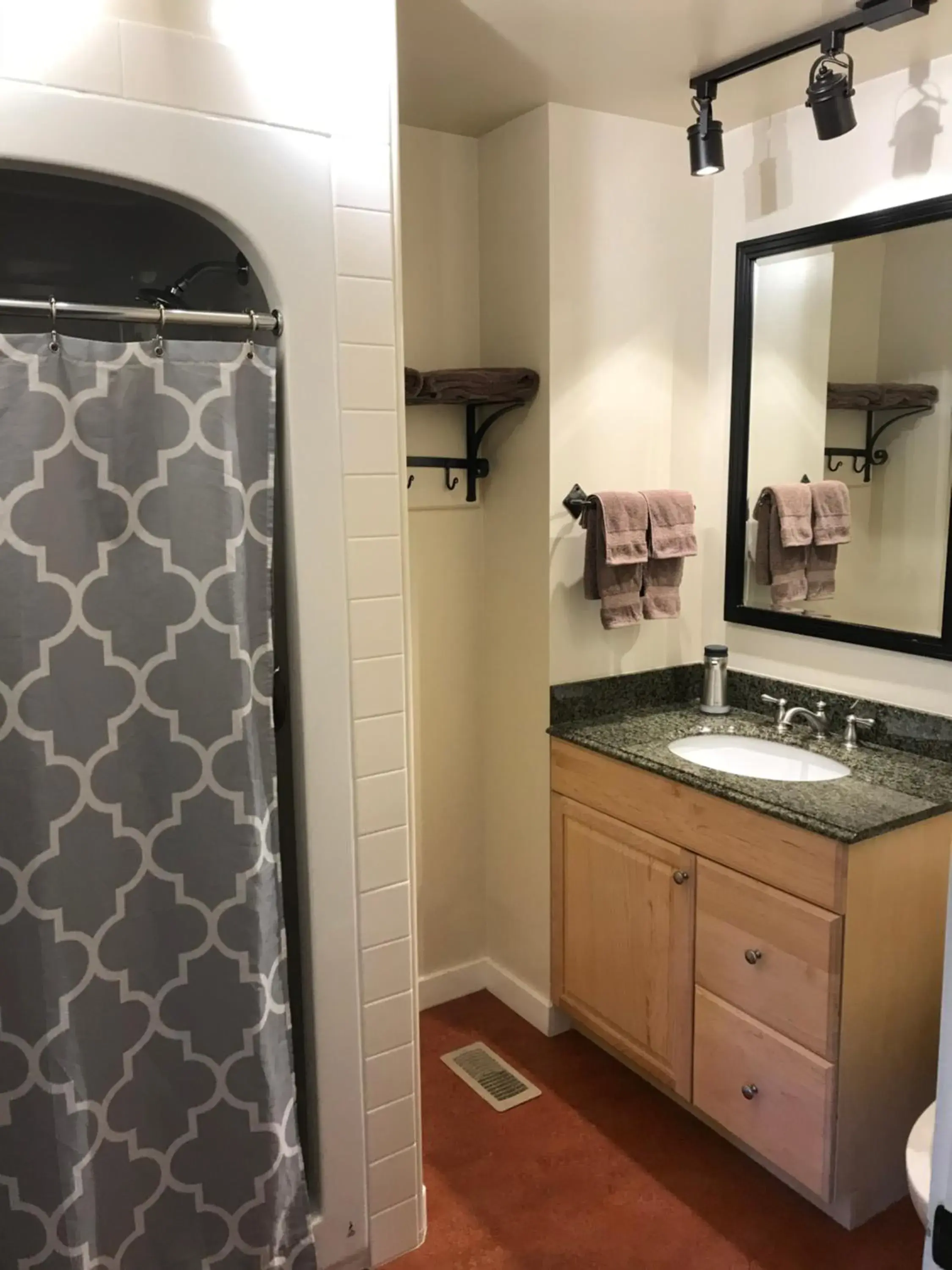 Deluxe King Room in Canadian Rockies Inn - Adults only Deluxe King Room in Canadian Rockies Inn - Adults only