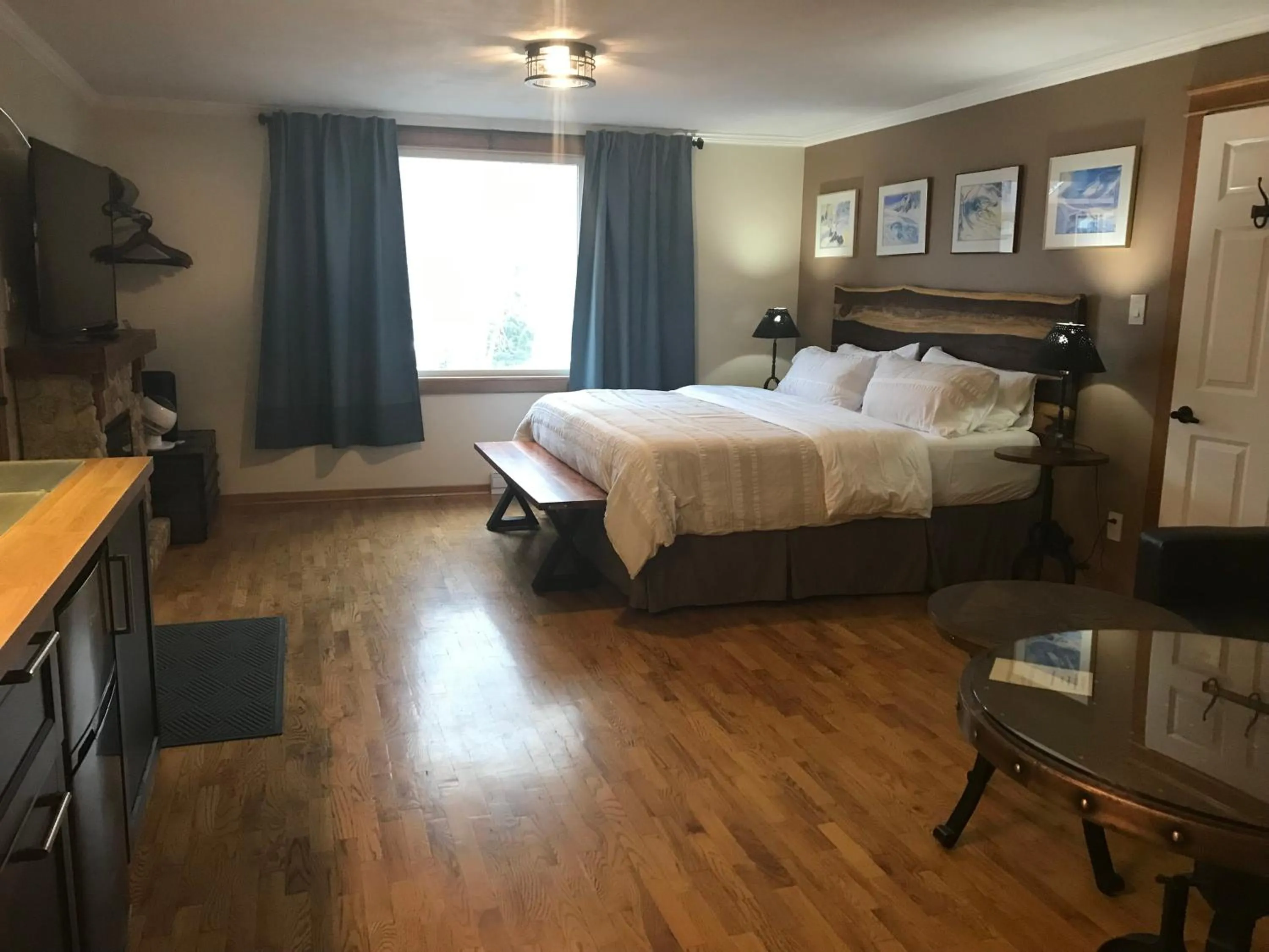 Bed in Canadian Rockies Inn - Adults only