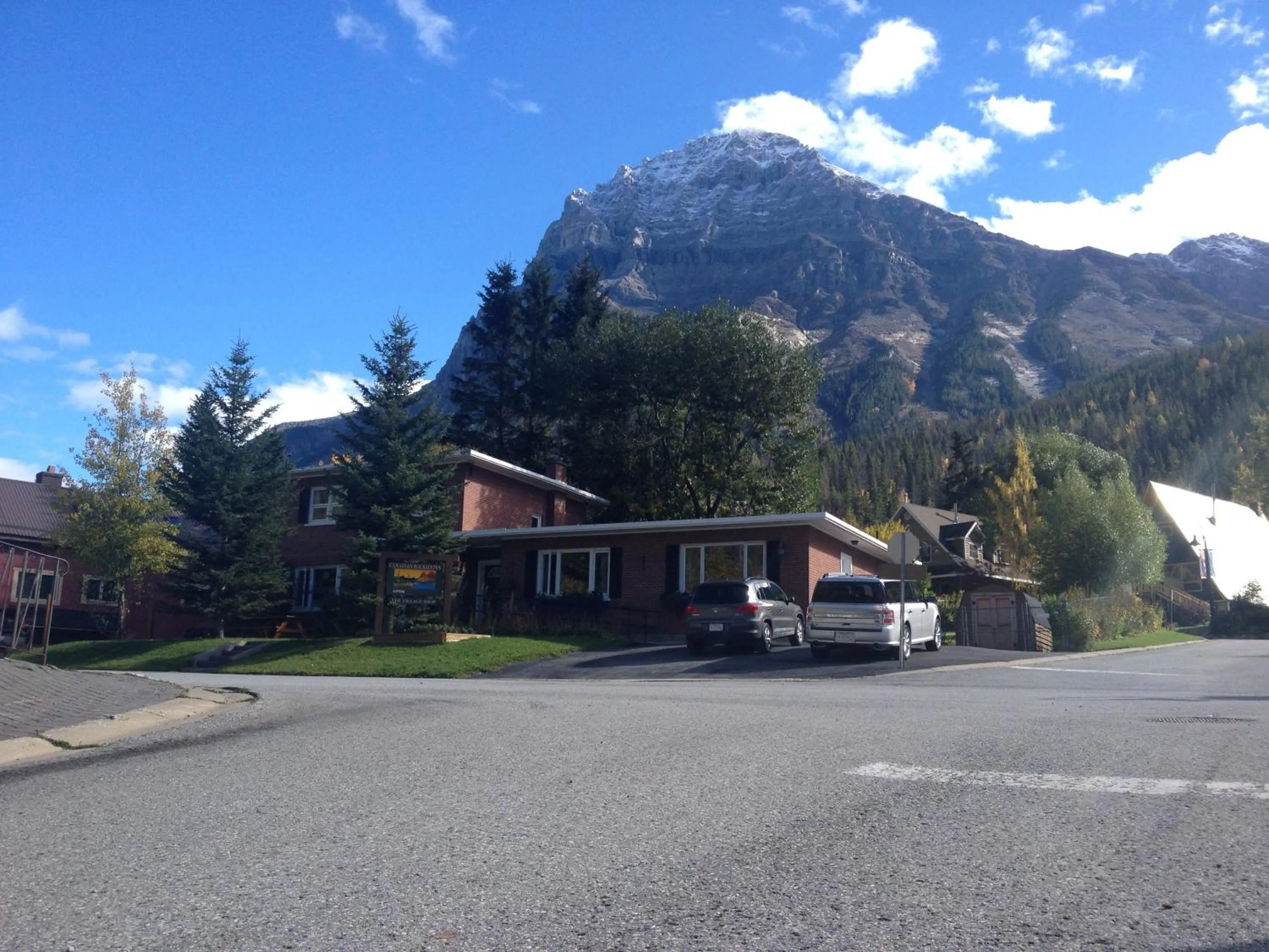 Facade/entrance in Canadian Rockies Inn - Adults only