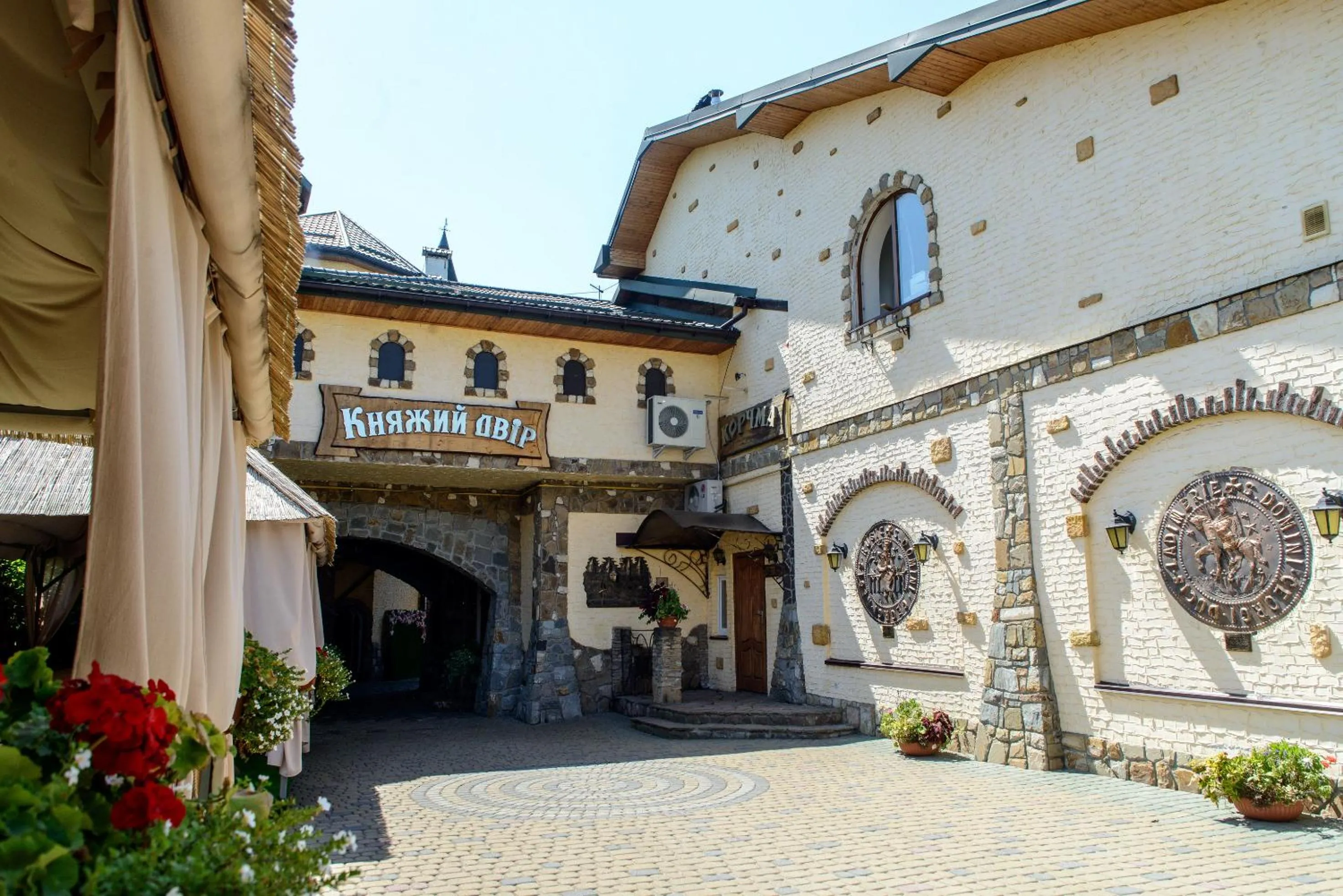 Restaurant/places to eat in Knyazhyi Dvir