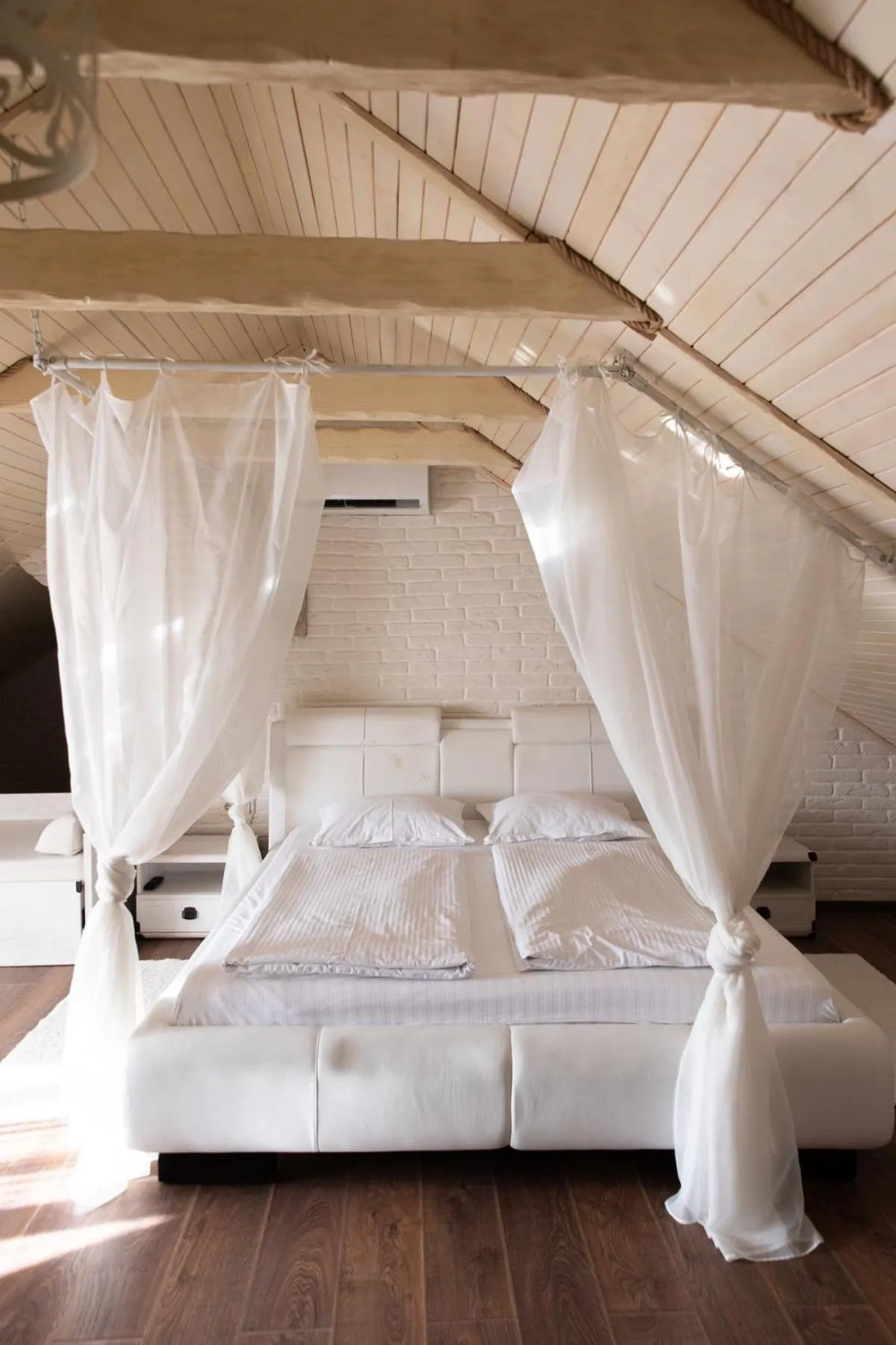 Bedroom, Bed in Knyazhyi Dvir