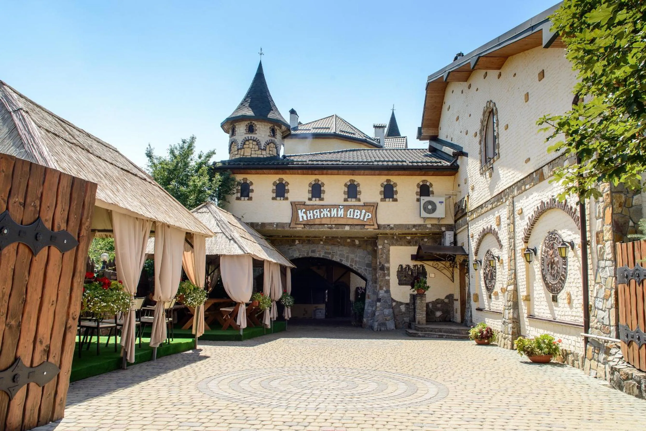 Restaurant/places to eat in Knyazhyi Dvir