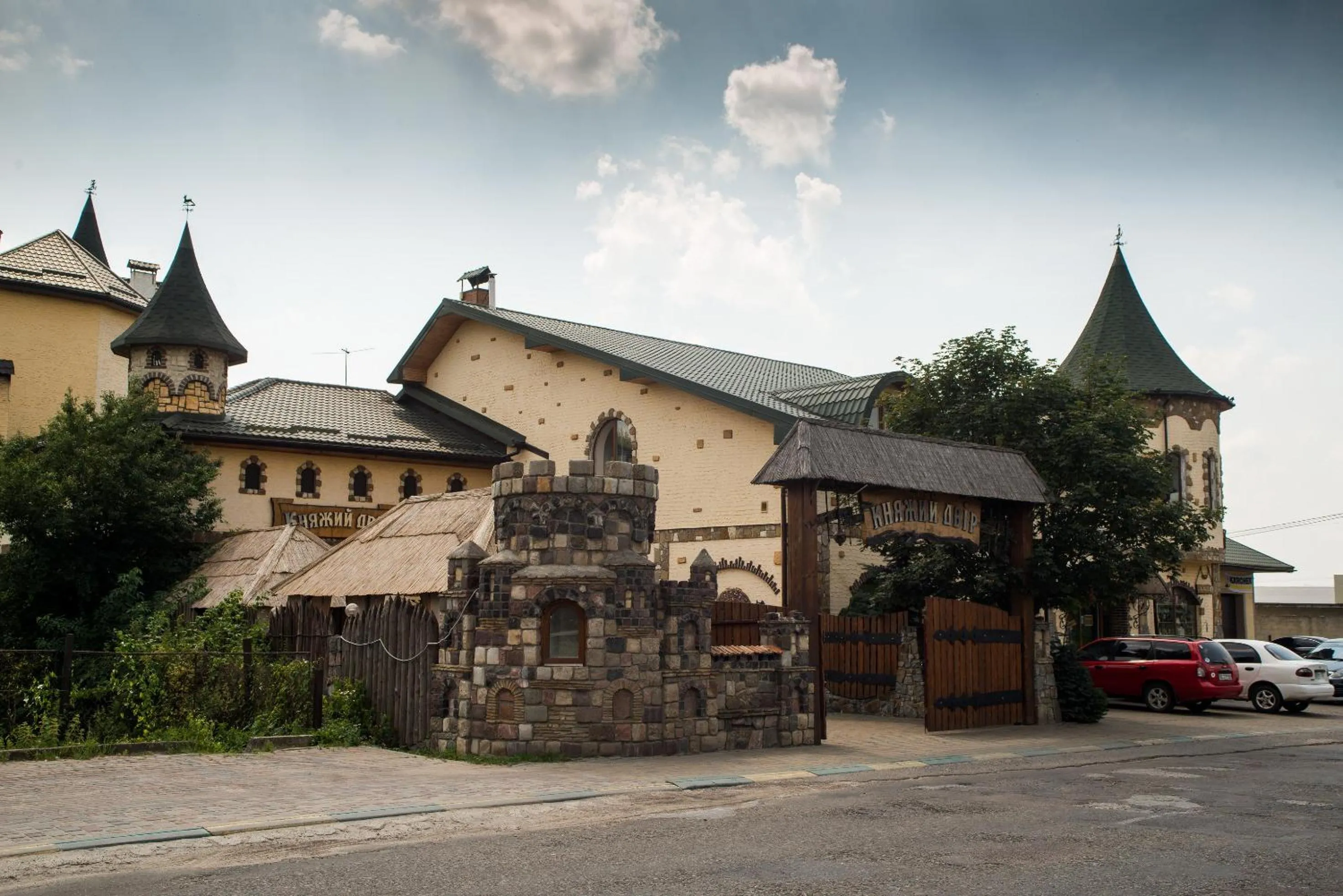 Restaurant/places to eat in Knyazhyi Dvir