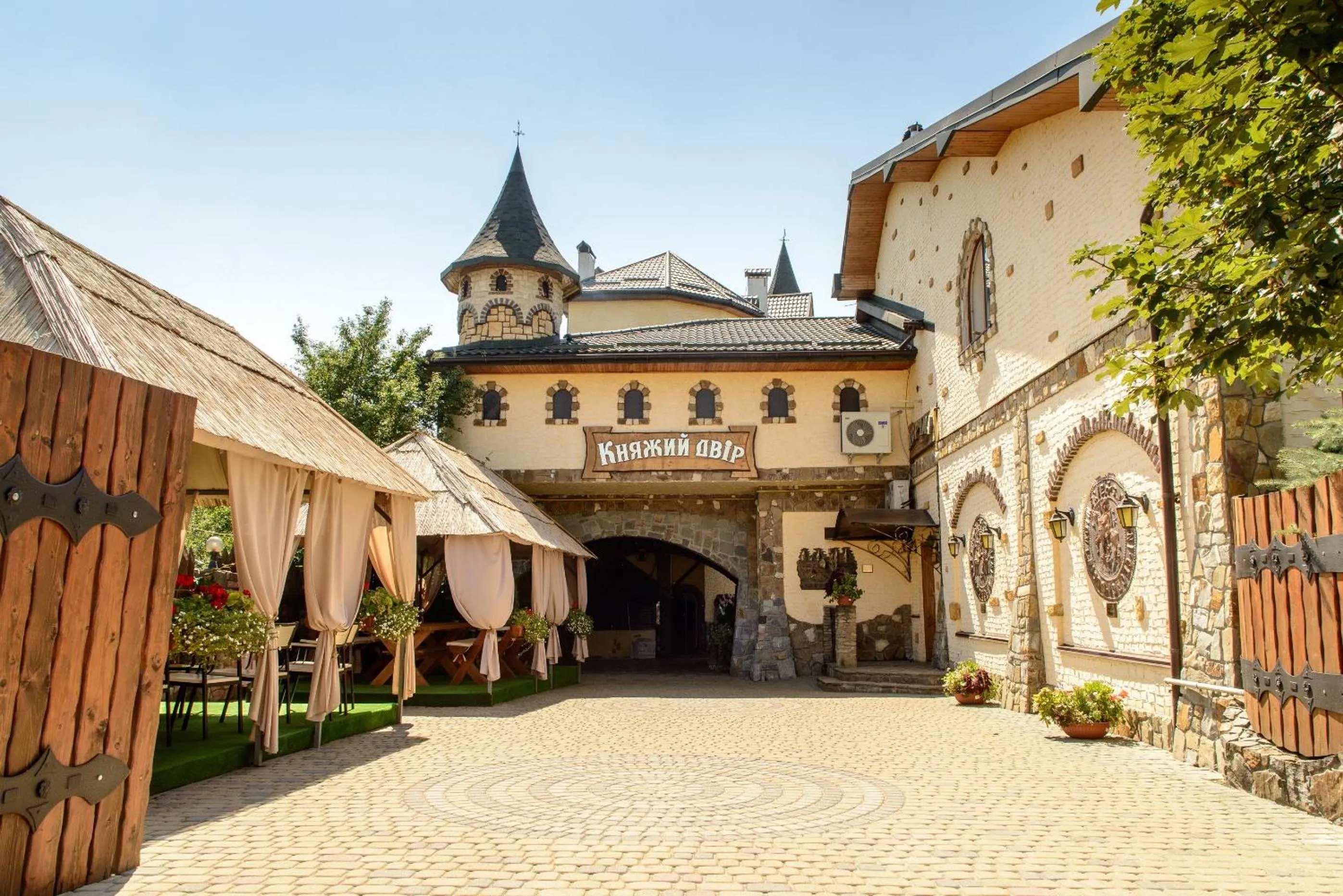 Restaurant/places to eat in Knyazhyi Dvir