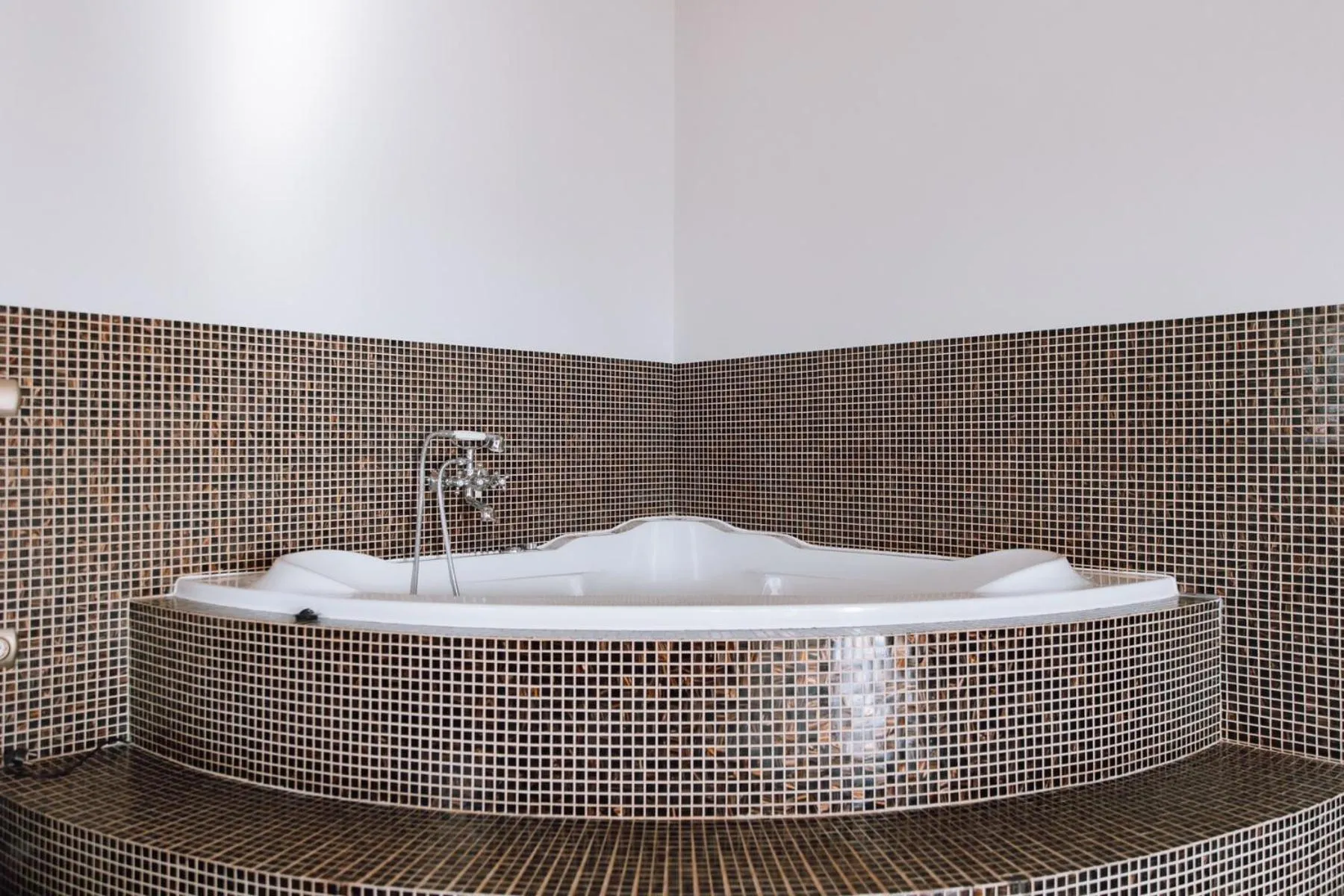 Hot Tub in Knyazhyi Dvir