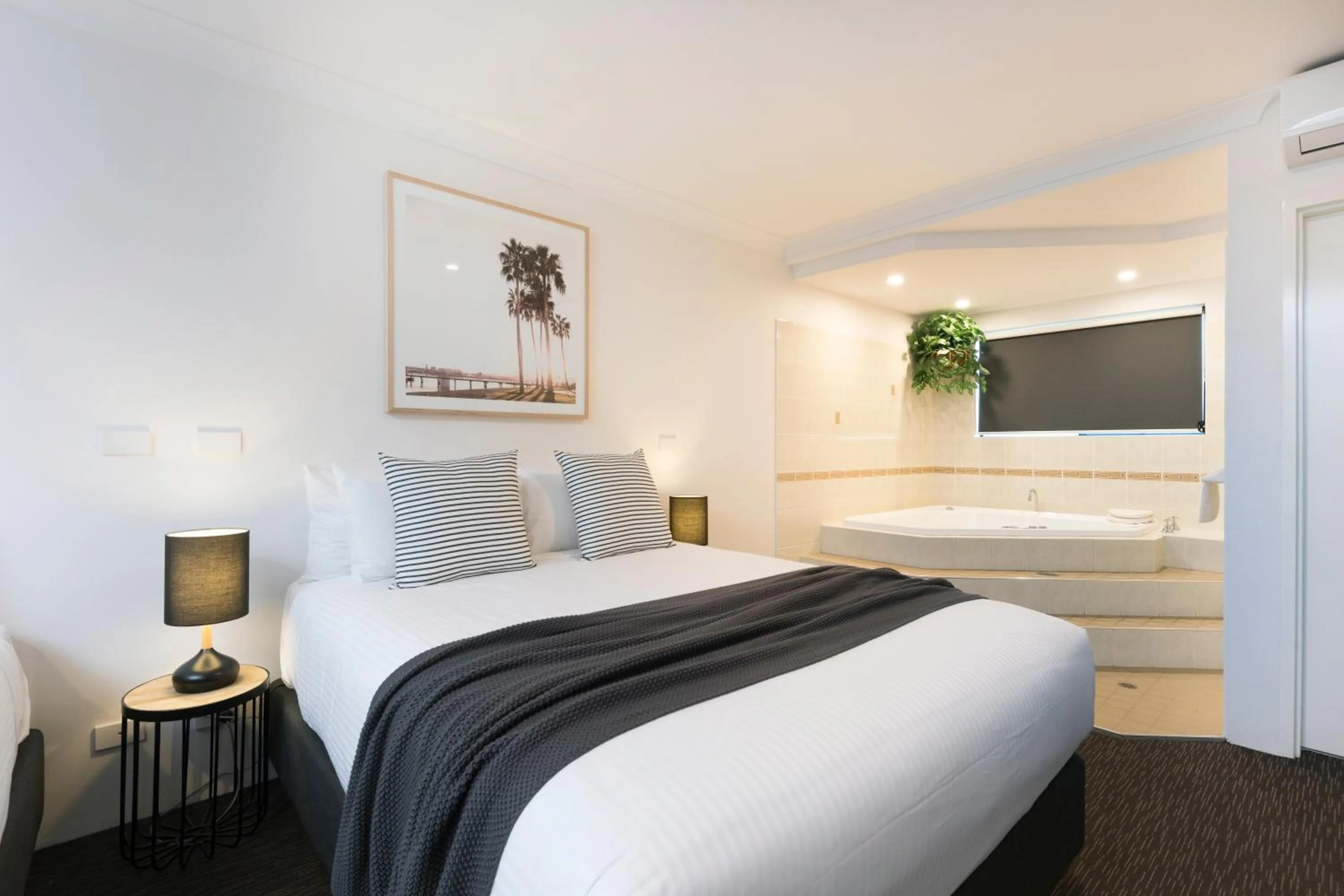 Hot Tub, Bed in Hotel Forster