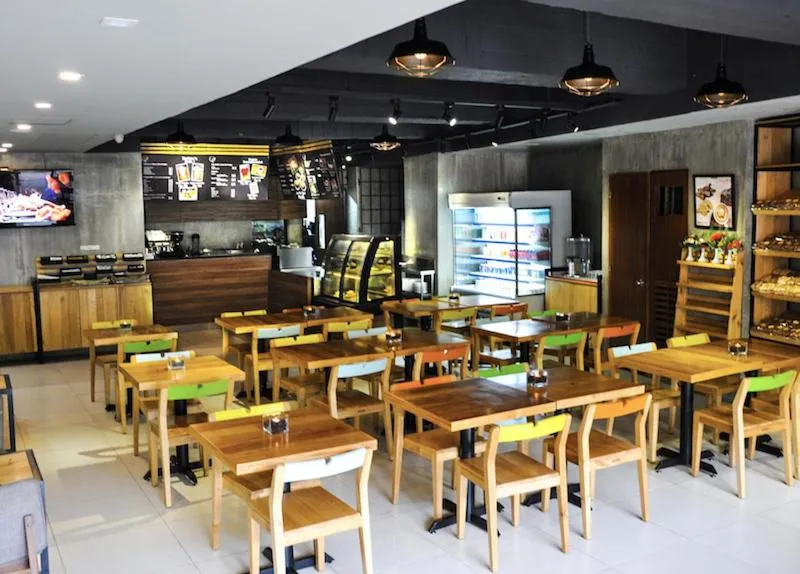 Restaurant/places to eat in Golden Valley Hotel