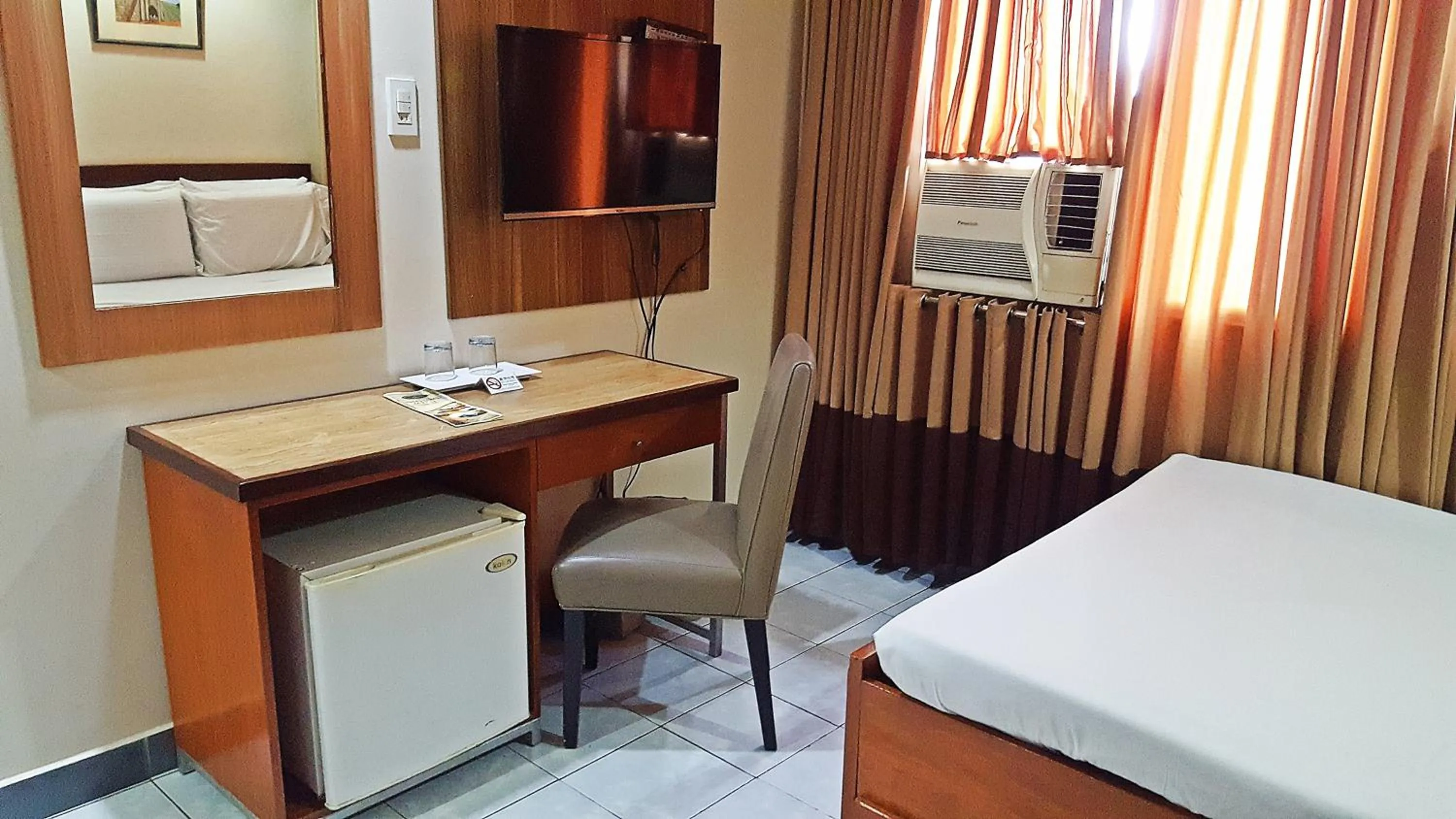 Bedroom, Bed in Golden Valley Hotel