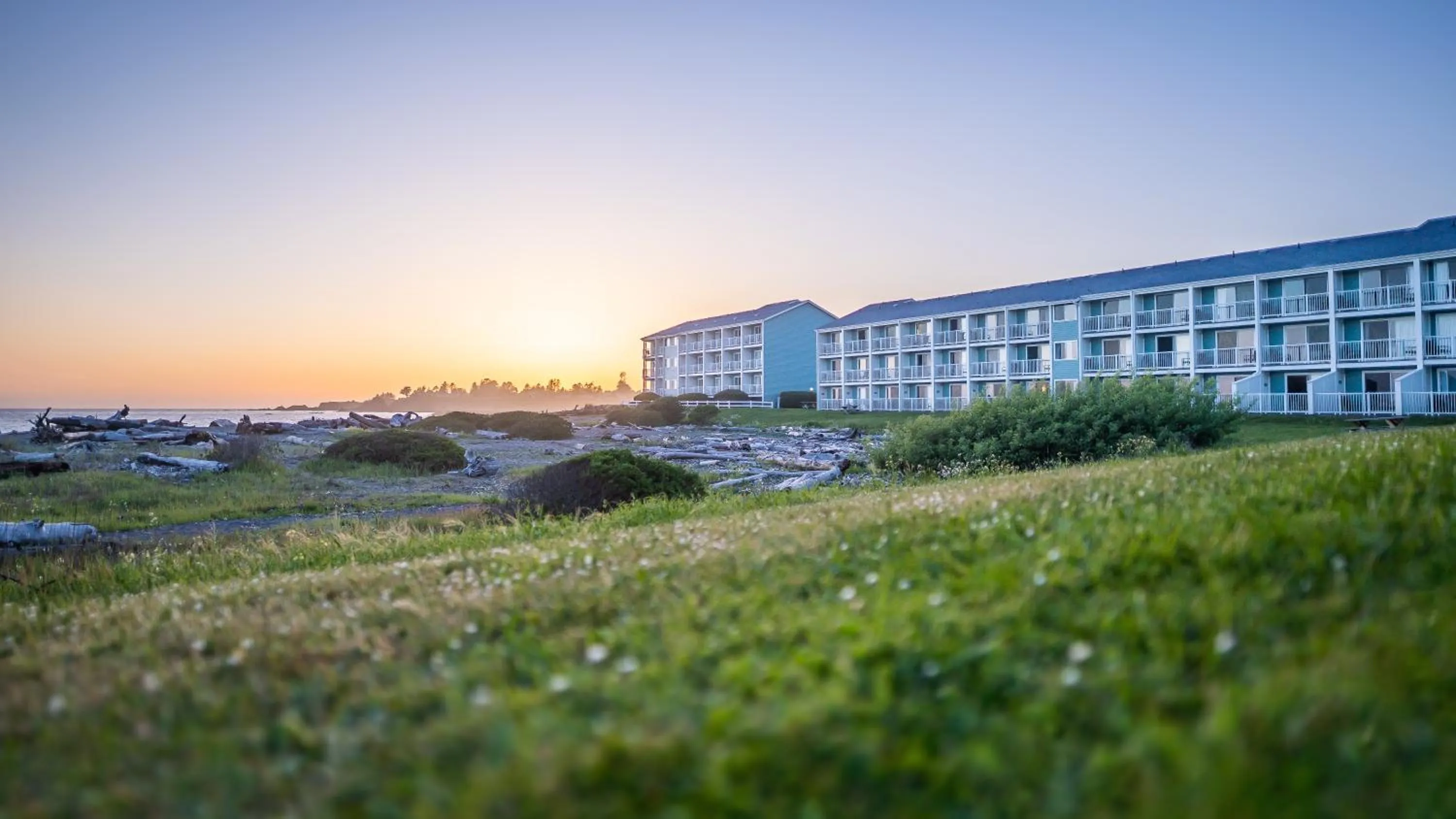 Facade/entrance in Beachfront Inn