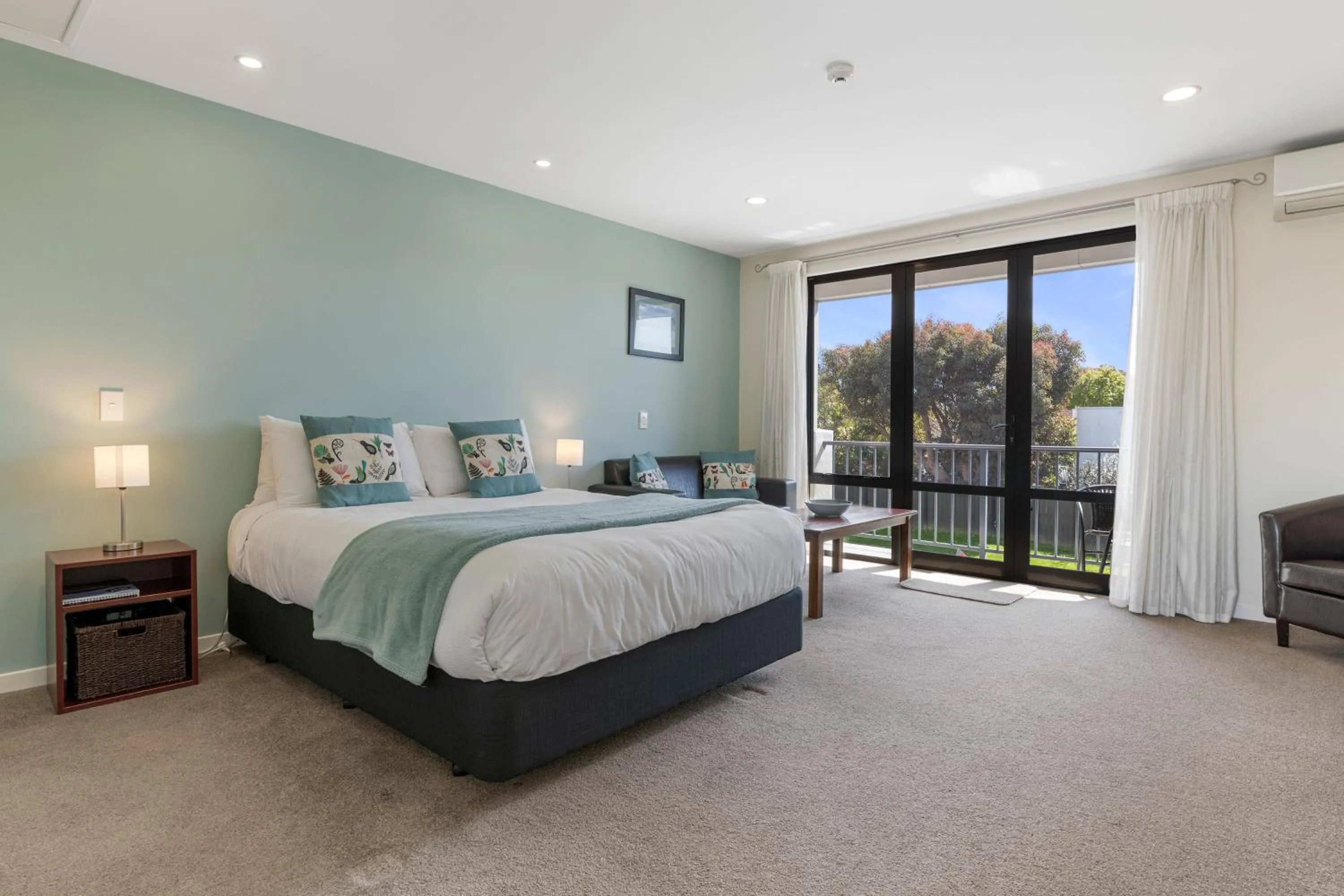 View (from property/room), Bed in Nautilus Lodge Motel