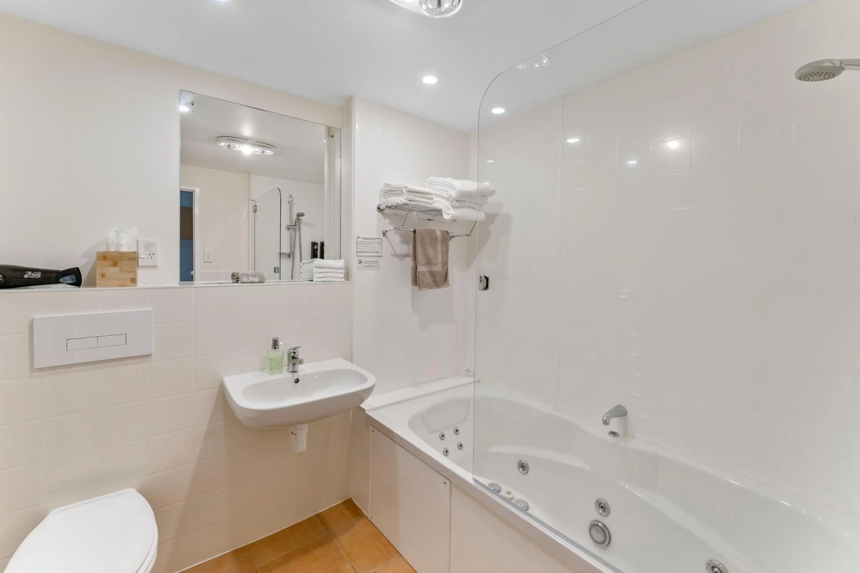 Bathroom in Nautilus Lodge Motel