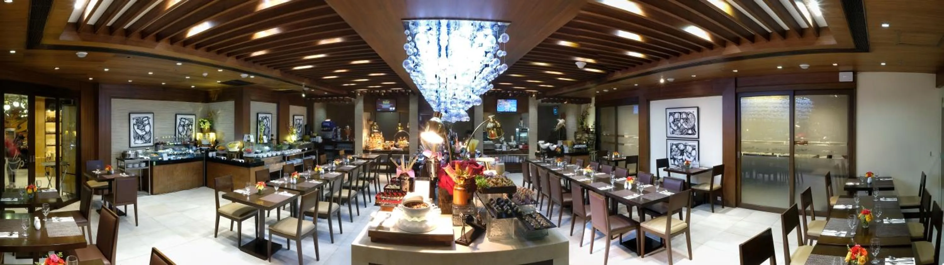 Restaurant/places to eat in Golden Prince Hotel & Suites