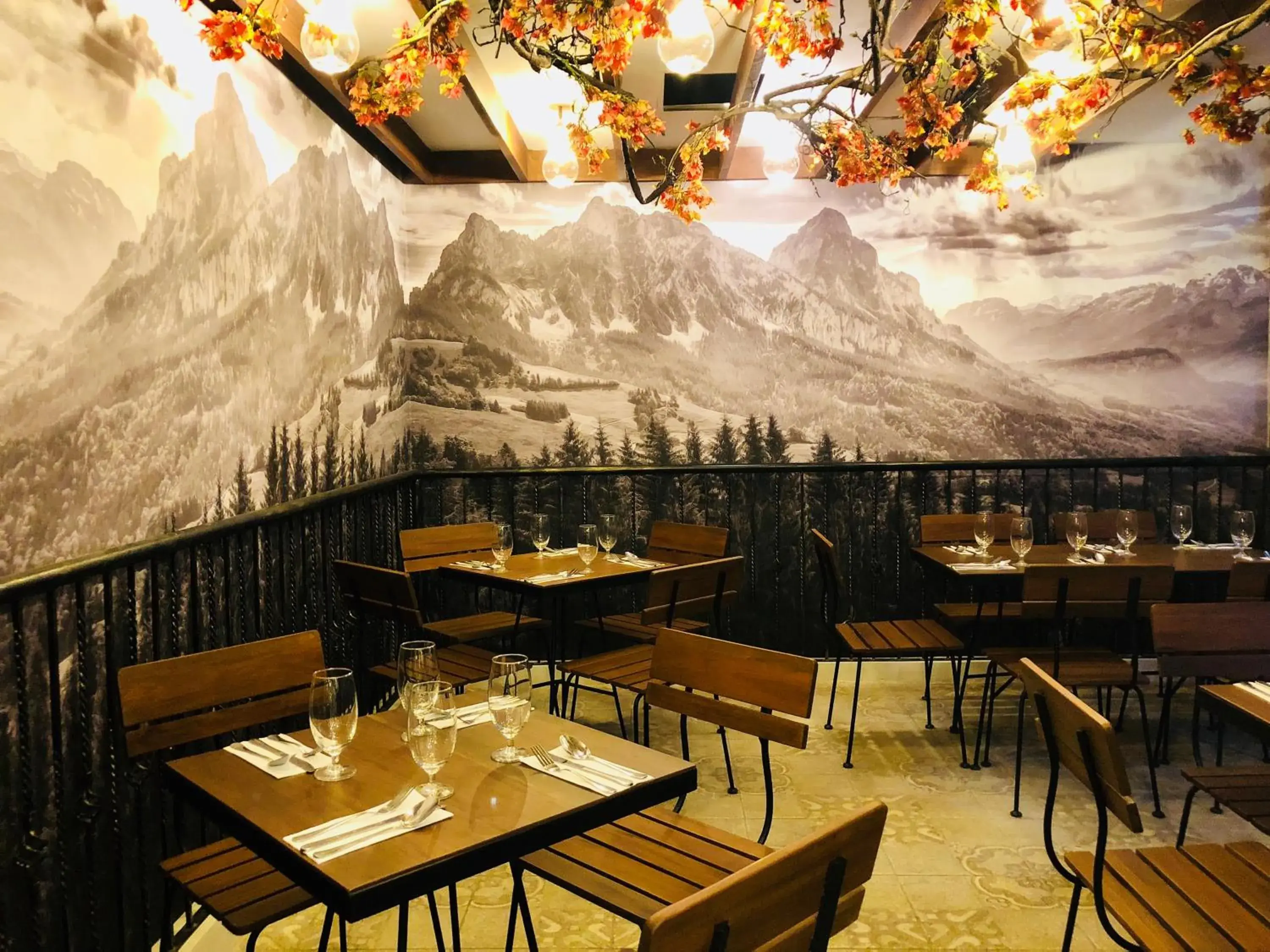 Restaurant/places to eat in Golden Prince Hotel & Suites Restaurant/places to eat in Golden Prince Hotel & Suites