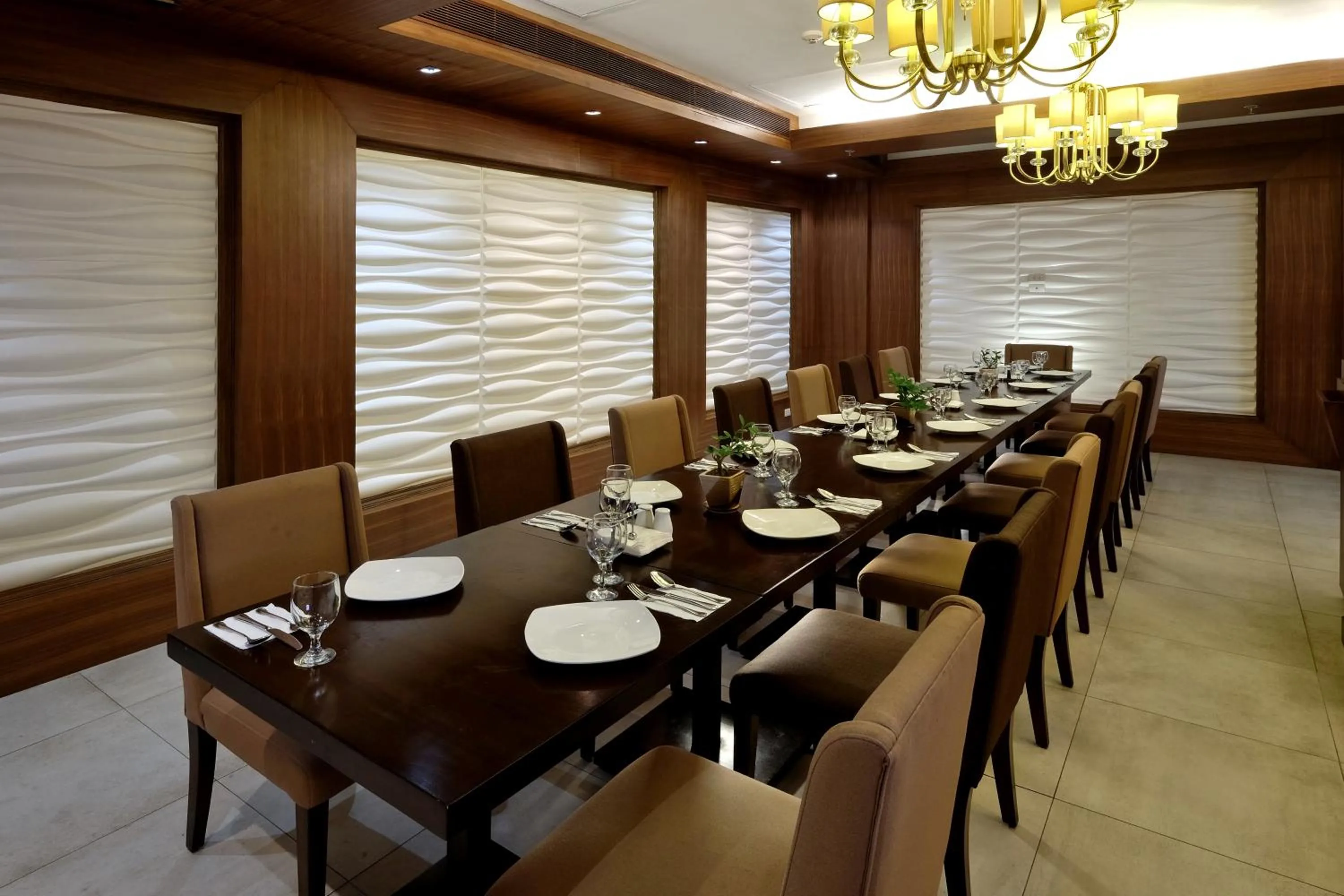 Restaurant/places to eat in Golden Prince Hotel & Suites