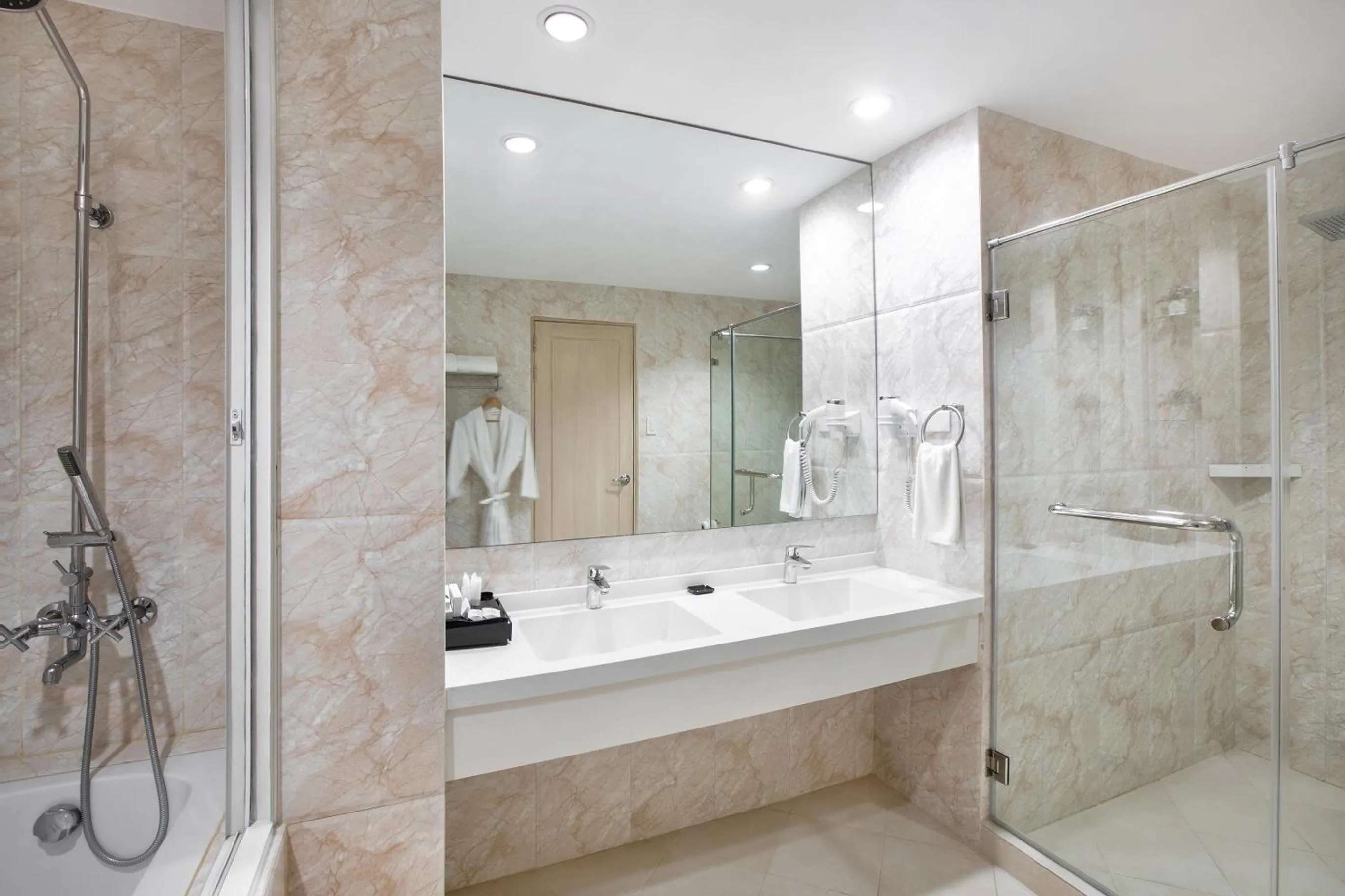Shower in Golden Prince Hotel & Suites