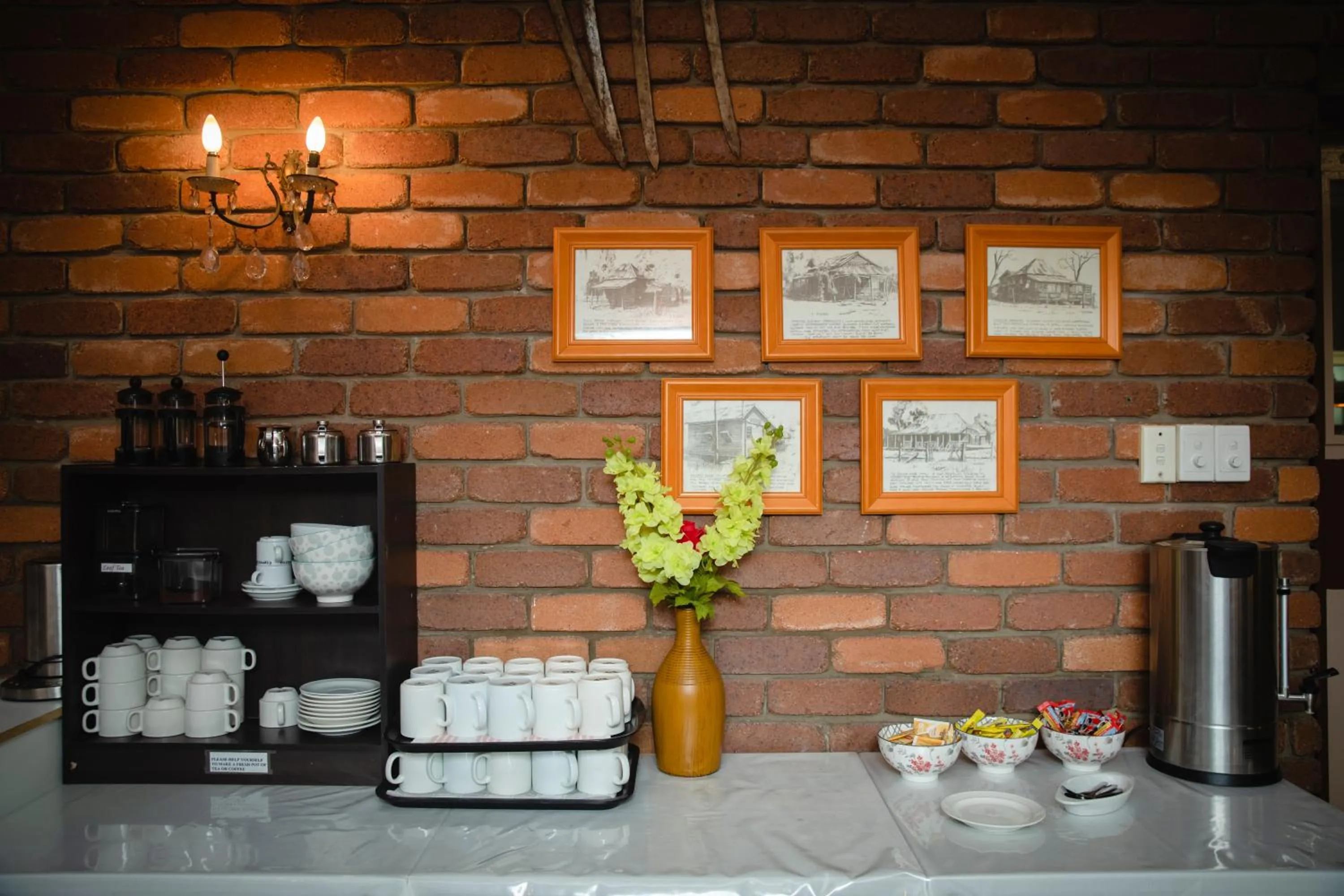 Coffee/tea facilities in Castle Motor Lodge