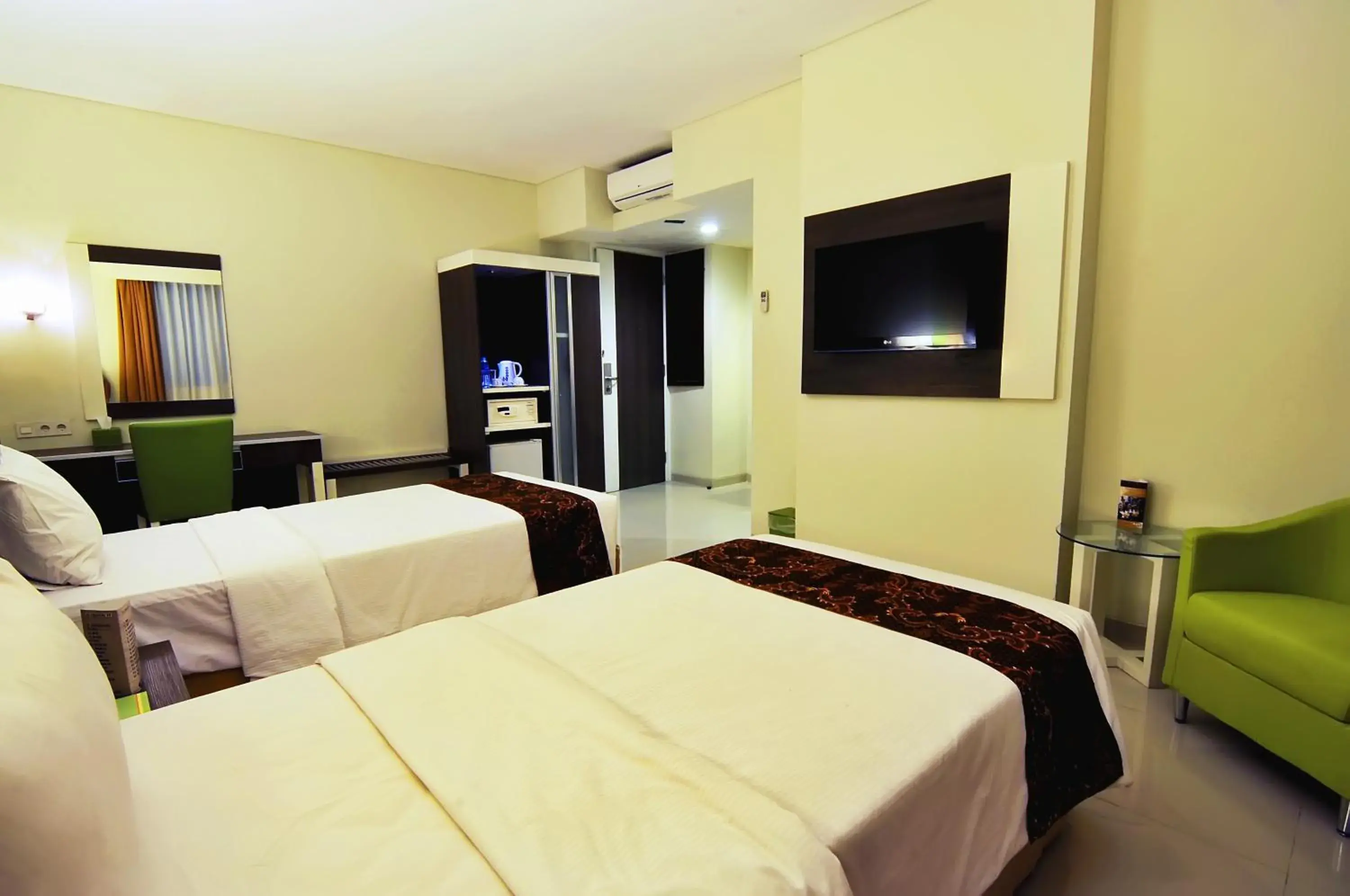 Superior Double Room in Pose In Hotel Solo Superior Double Room in Pose In Hotel Solo