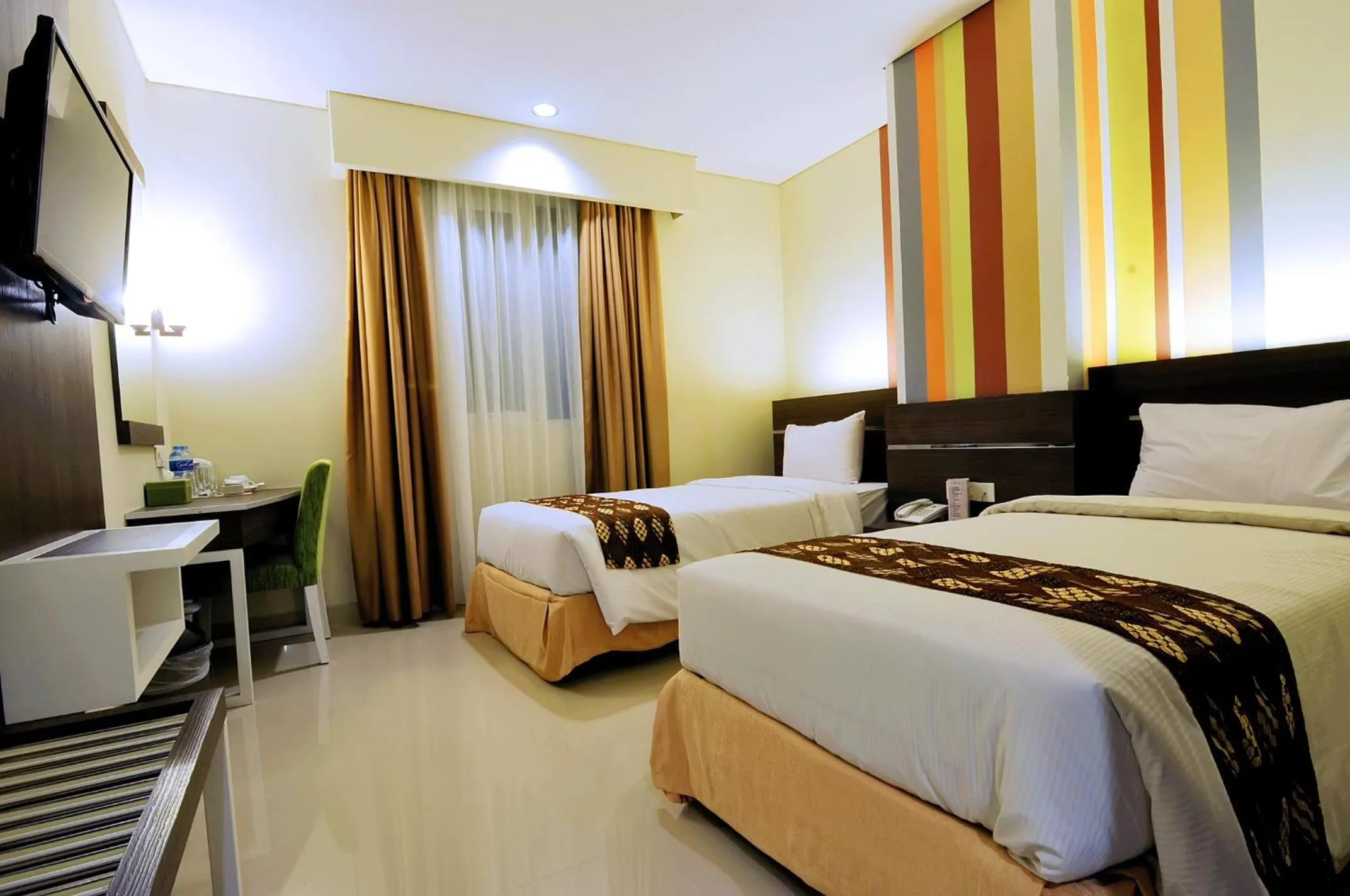 Photo of the whole room, Bed in Pose In Hotel Solo