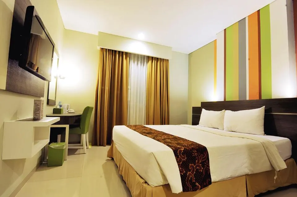 Photo of the whole room, Bed in Pose In Hotel Solo