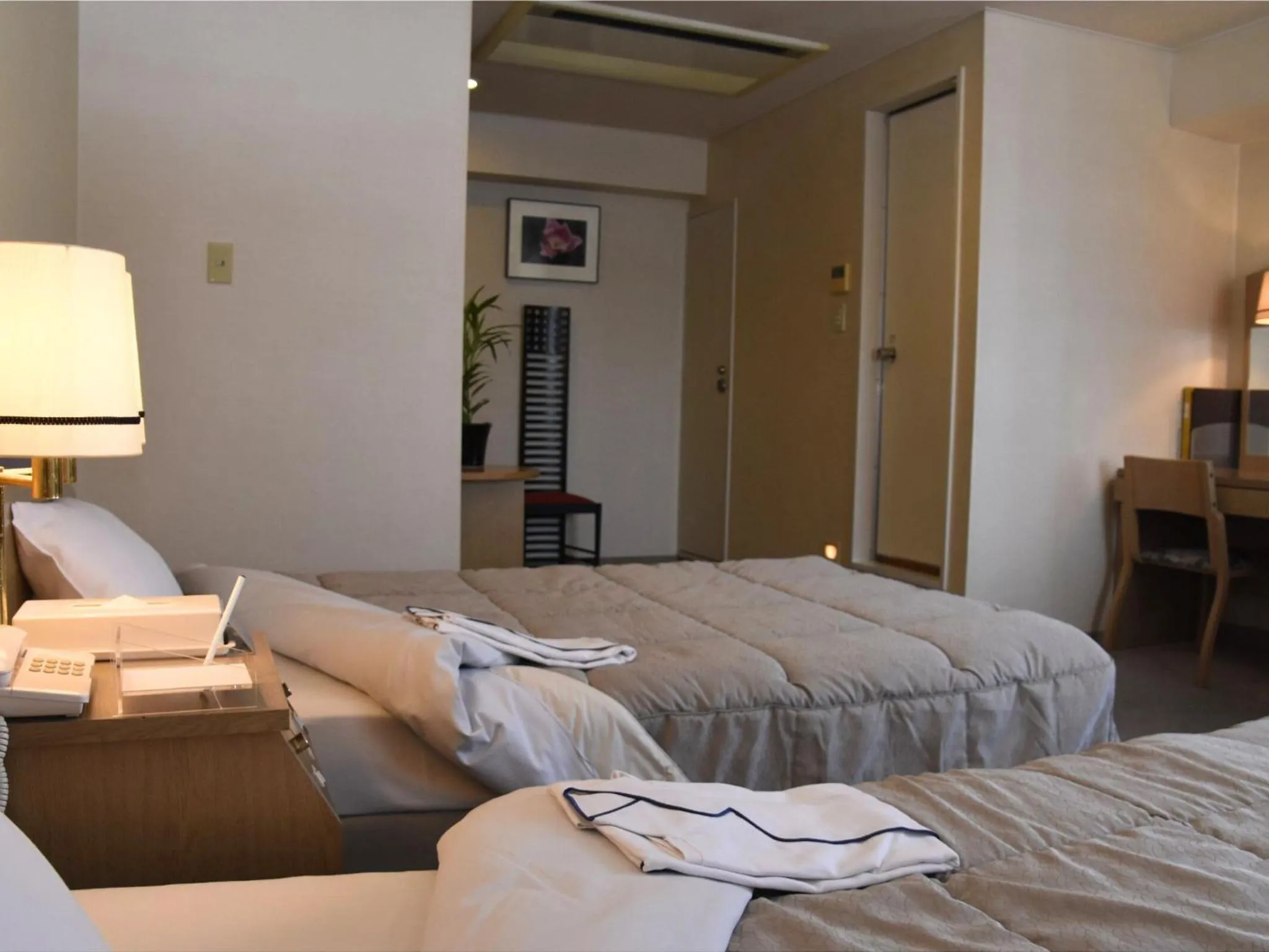 Photo of the whole room, Bed in Silk Hotel