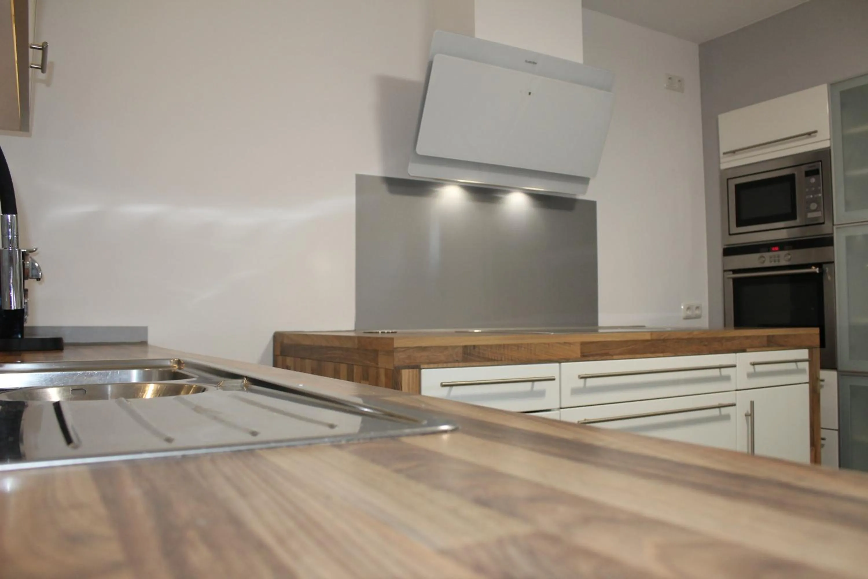 Kitchen or kitchenette in Monteurwohnung Ferienwohnung Rose in Isenbüttel Nähe Gifhorn, Wolfsburg, Braunschweig
