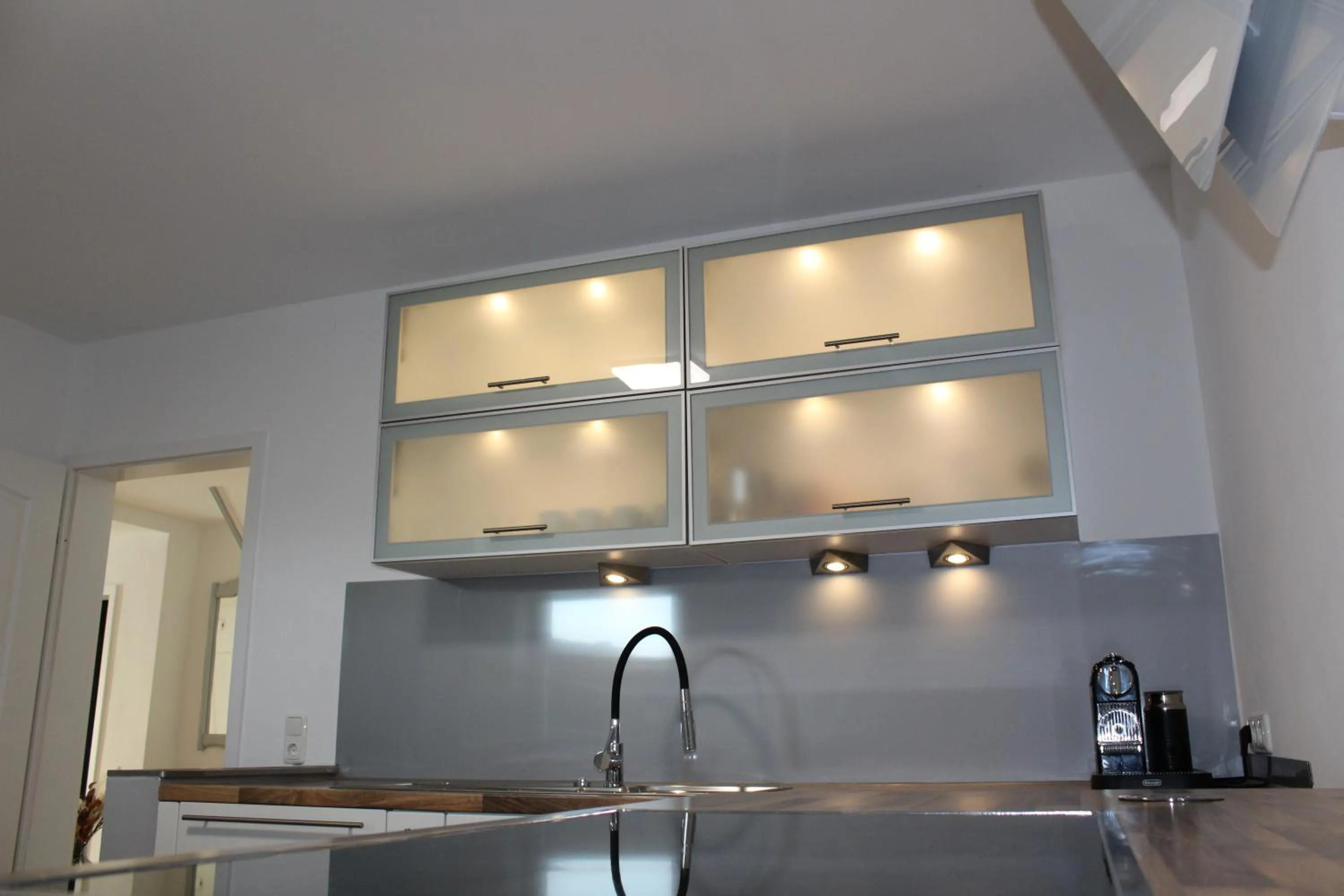 Kitchen or kitchenette in Monteurwohnung Ferienwohnung Rose in Isenbüttel Nähe Gifhorn, Wolfsburg, Braunschweig