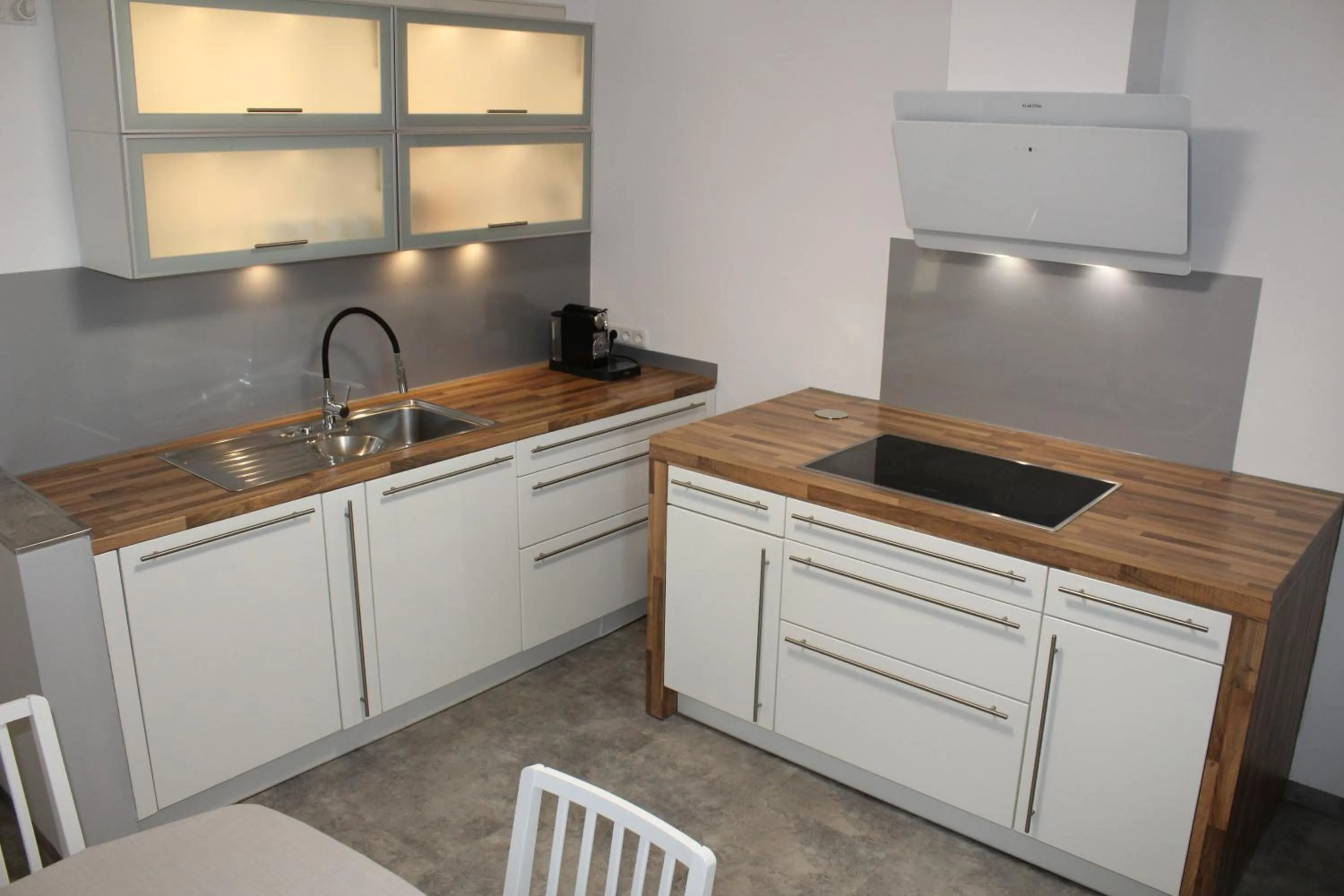 Kitchen or kitchenette in Monteurwohnung Ferienwohnung Rose in Isenbüttel Nähe Gifhorn, Wolfsburg, Braunschweig