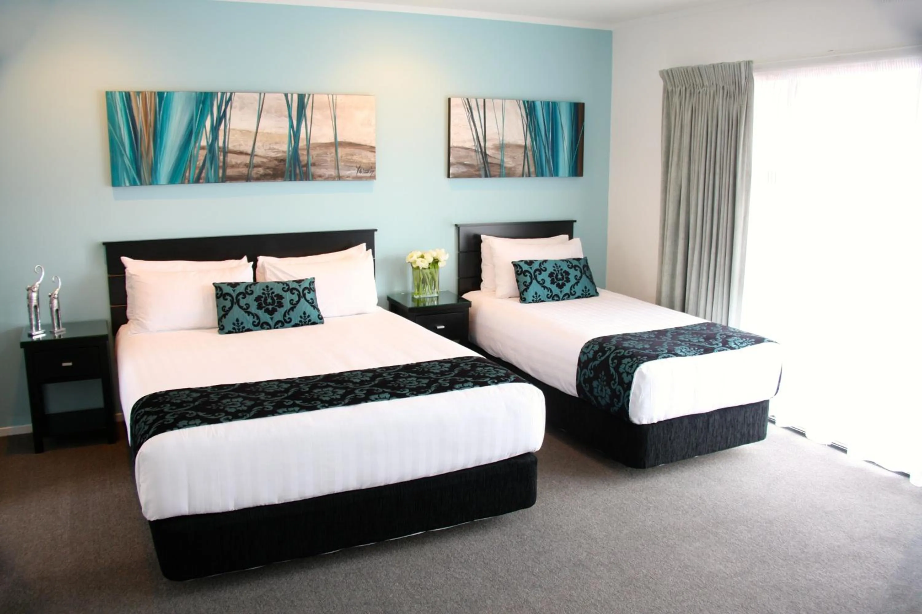 Photo of the whole room, Bed in Camelot On Ulster