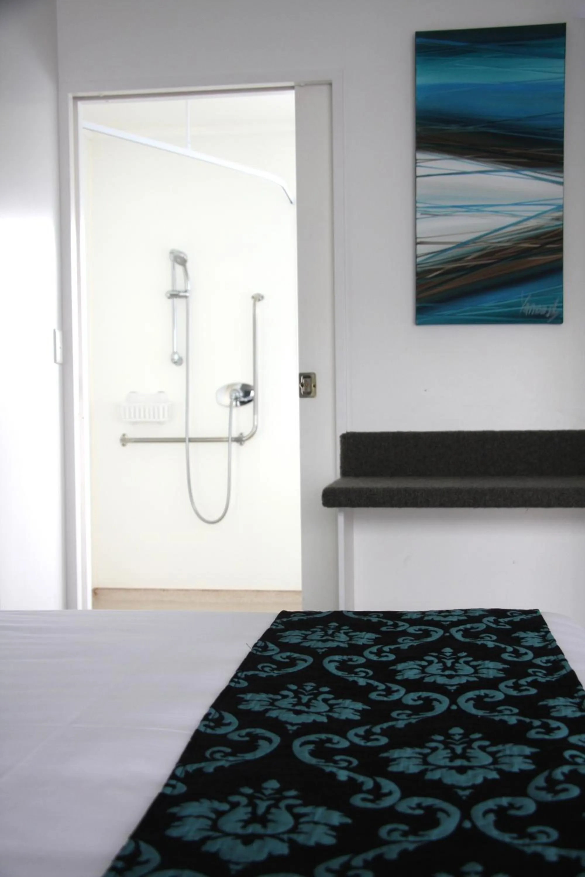 Bathroom, Bed in Camelot On Ulster