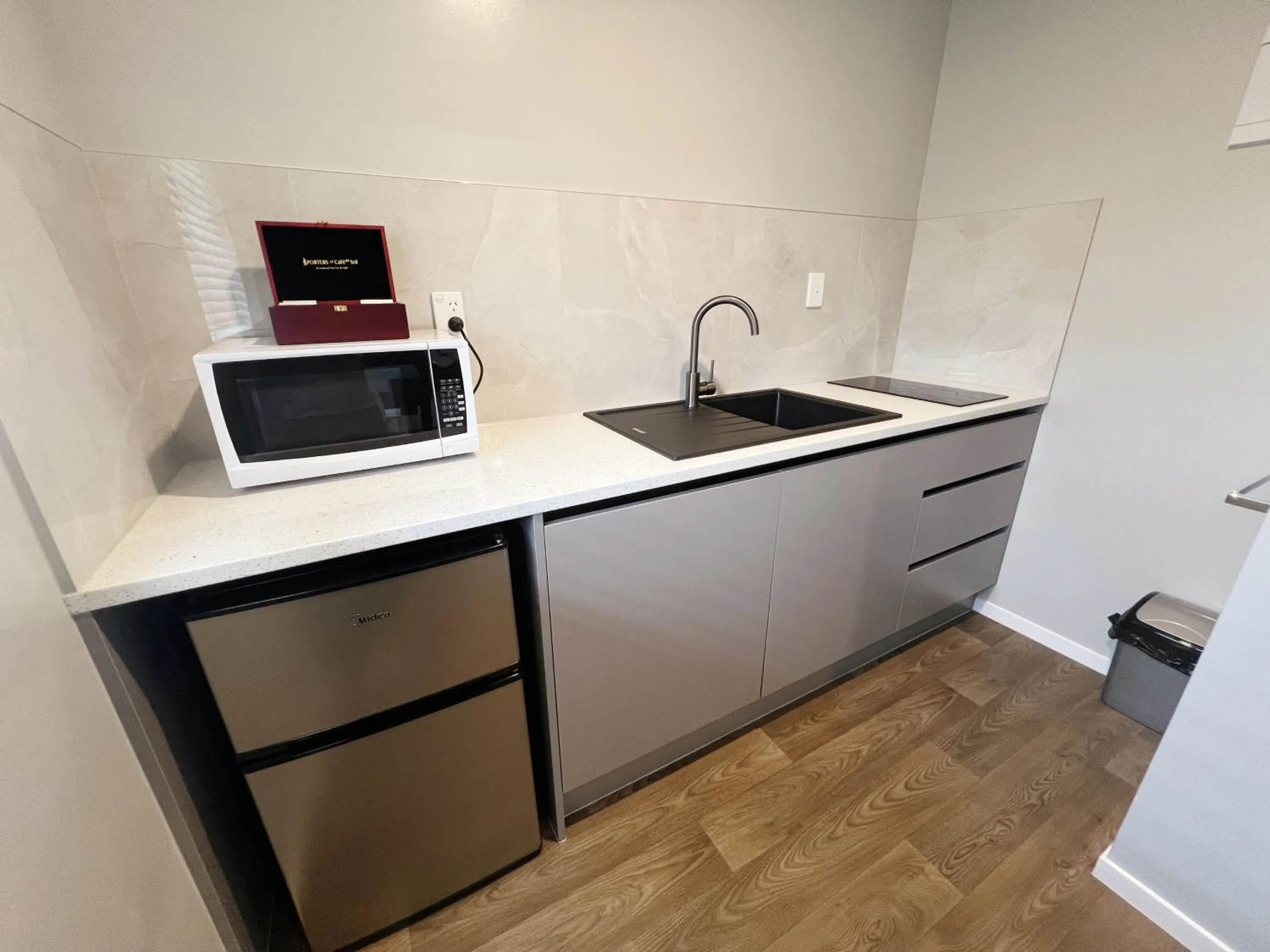 Kitchen or kitchenette in Camelot On Ulster