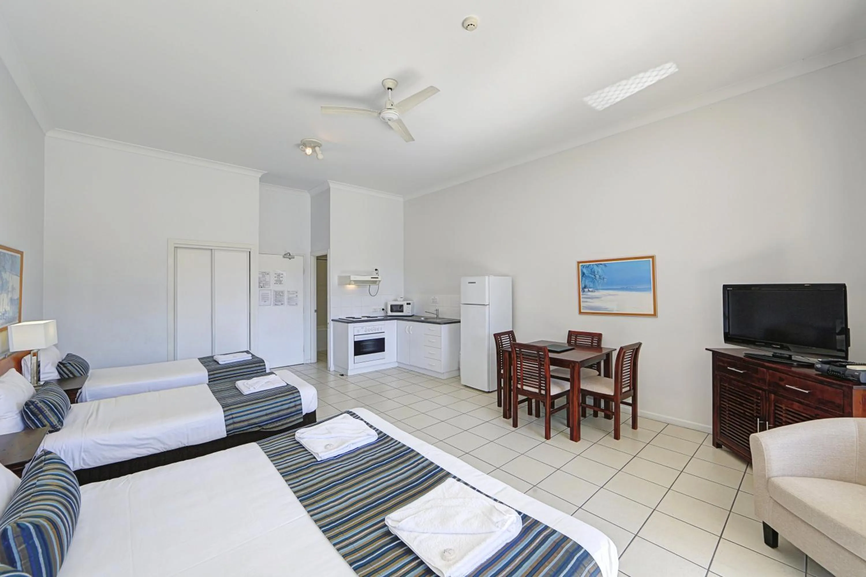 Photo of the whole room, Bed in Sandcastles 1770 Motel & Resort