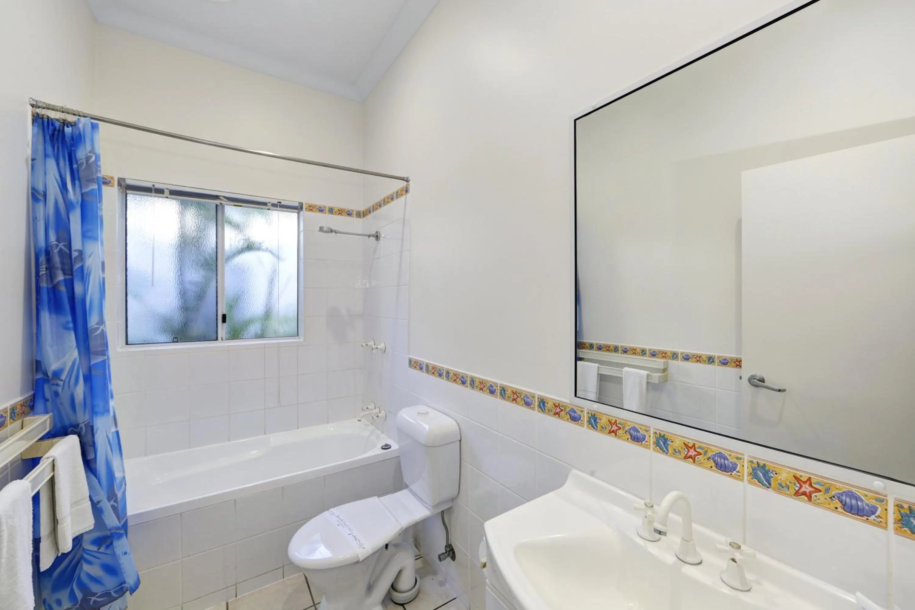 Bathroom in Sandcastles 1770 Motel & Resort