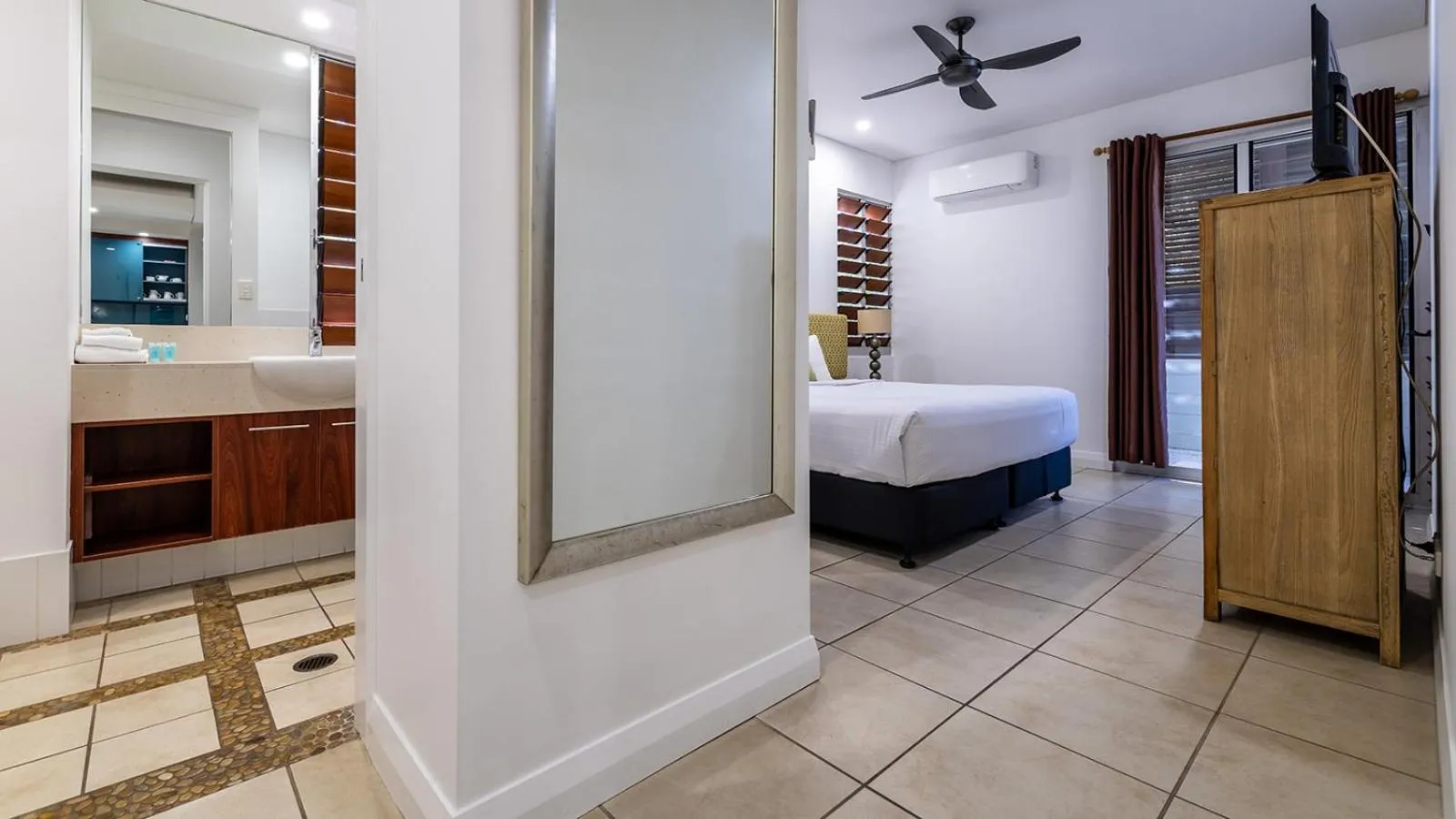 Bathroom, Bed in Sandcastles 1770 Motel & Resort